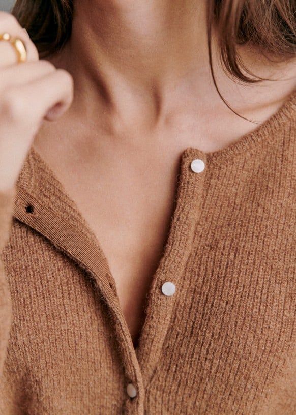 WeichGlamour | Minimalistische Strickjacke für stilvolle Eleganz