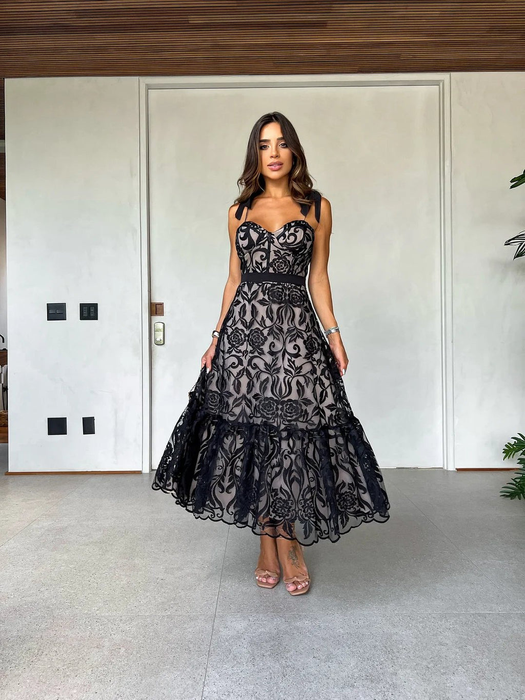 SpitzenEleganz | Elegantes Schwarzes Spitzenkleid mit Floralen Details