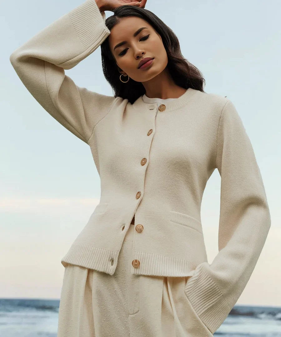 WeichStrick | Strickjacke mit lockerer Passform und edlen Knopfdetails
