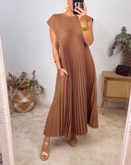 ElegantEase | Plisseekleid