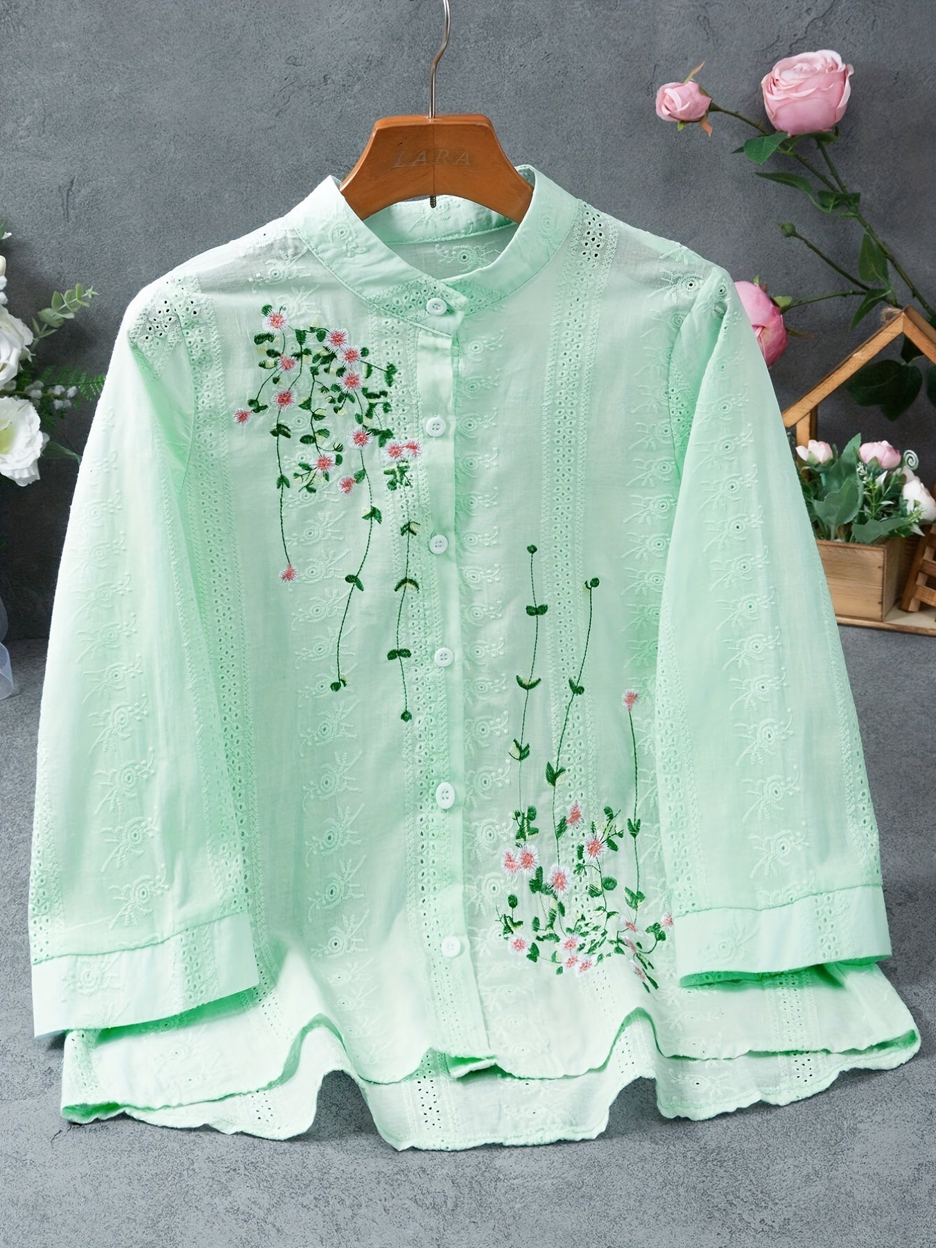 BlütenCharme | Damen Bluse mit zarter Blumenstickerei