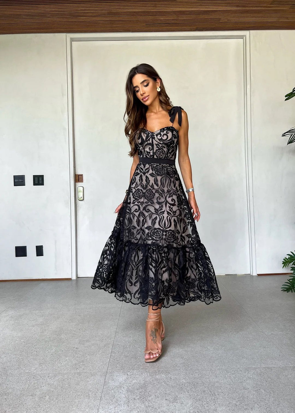 SpitzenEleganz | Elegantes Schwarzes Spitzenkleid mit Floralen Details