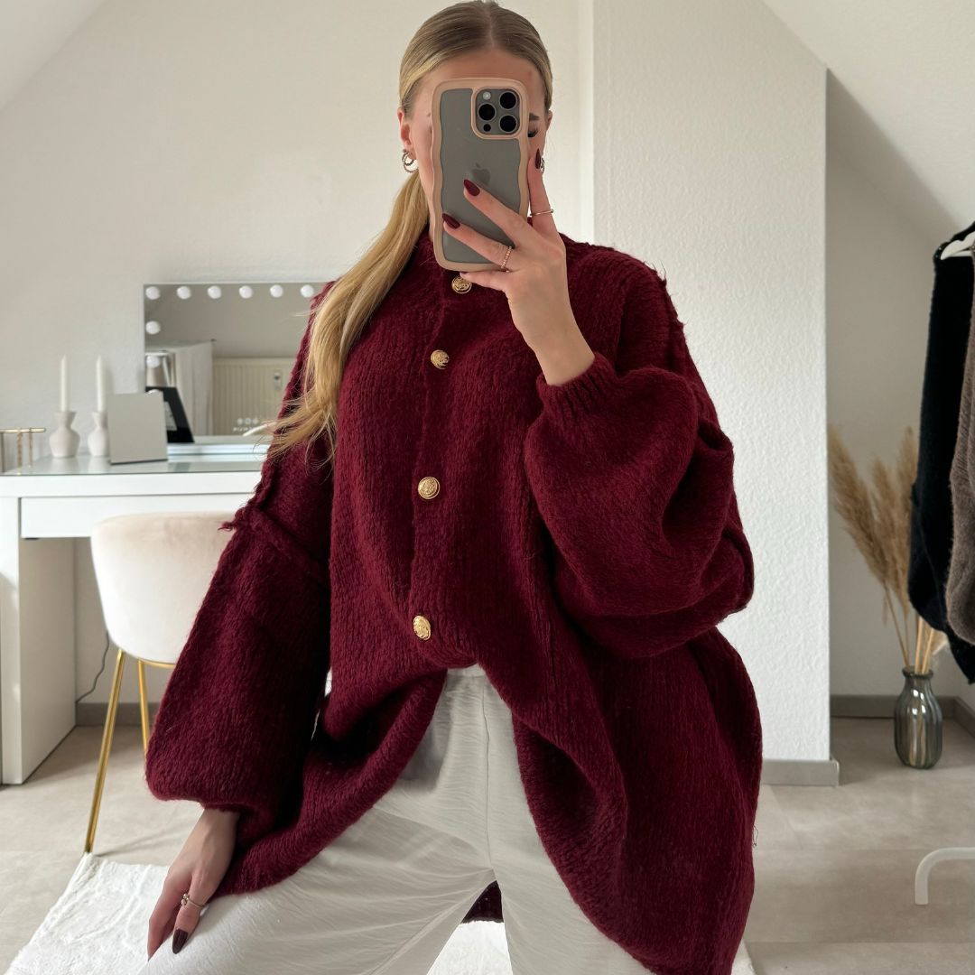 KakaoGemütlichkeit | Elegante Strickjacke mit Goldenen Knöpfen für einen Stilvollen Look