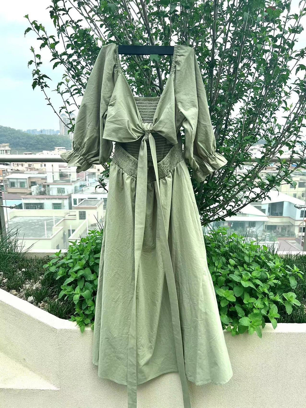 ChicRuffle | Kleid mit Rüschenärmeln