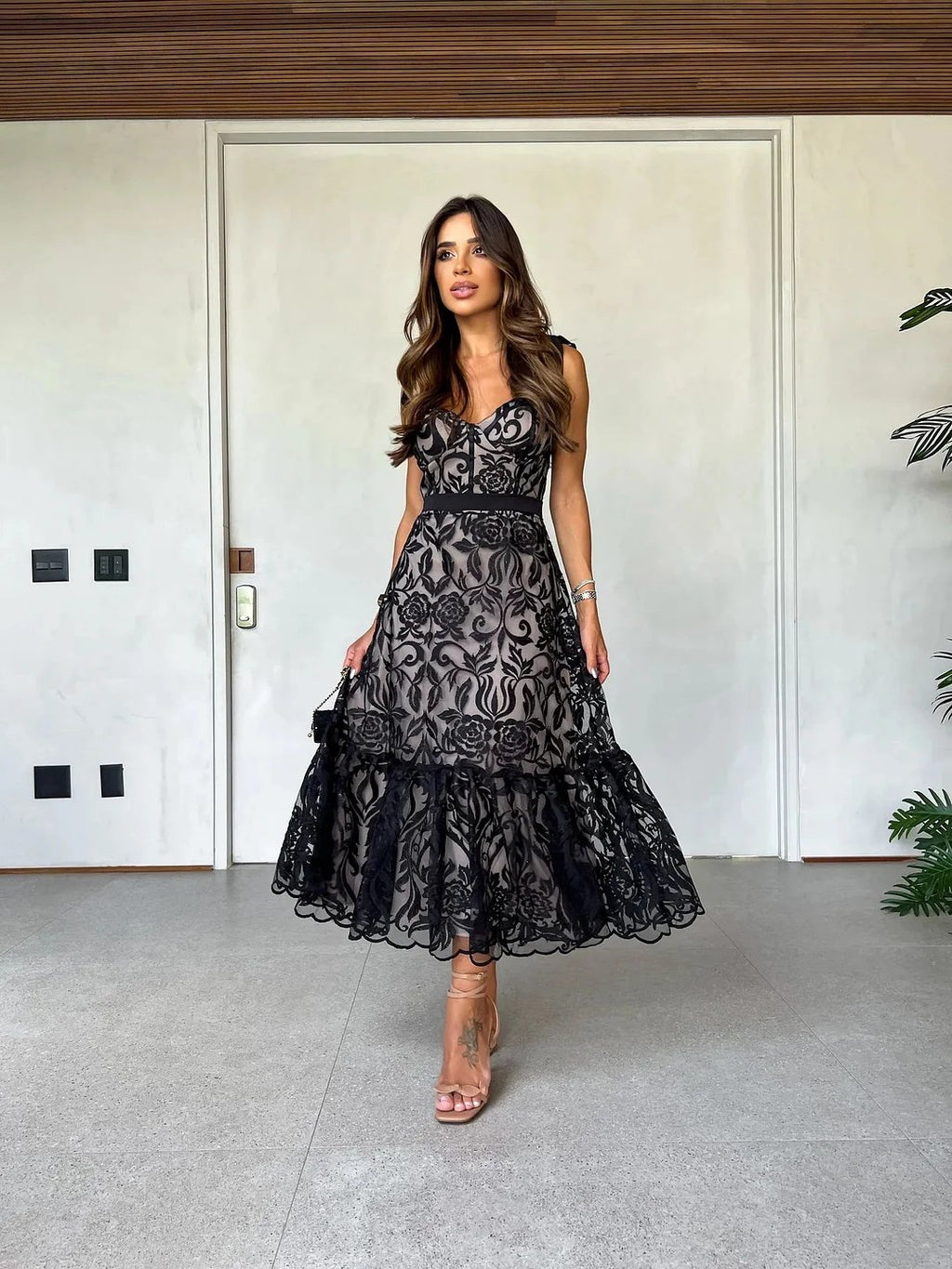 SpitzenEleganz | Elegantes Schwarzes Spitzenkleid mit Floralen Details