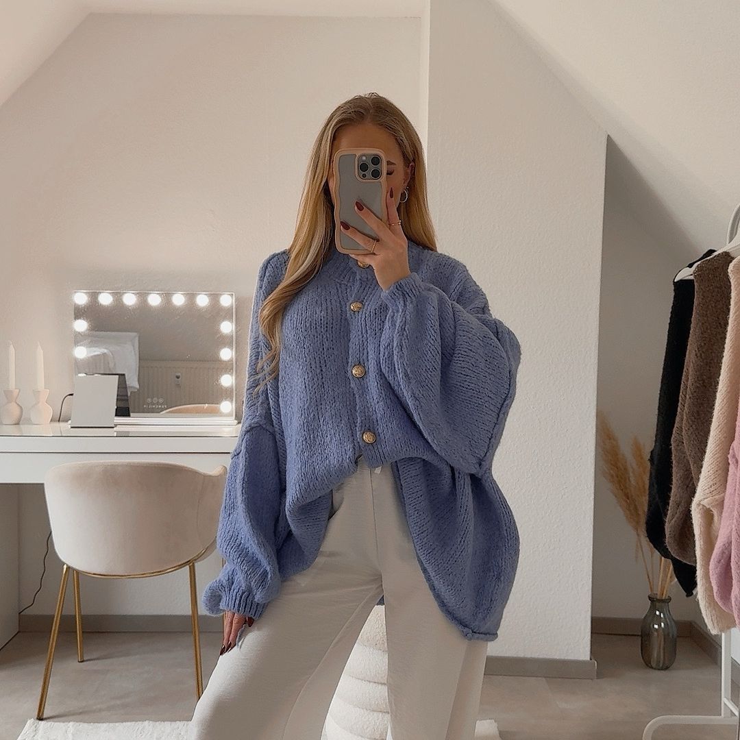 KakaoGemütlichkeit | Elegante Strickjacke mit Goldenen Knöpfen für einen Stilvollen Look