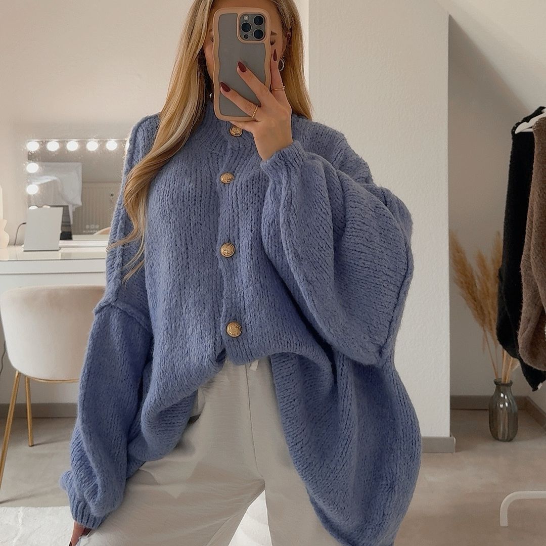 KakaoGemütlichkeit | Elegante Strickjacke mit Goldenen Knöpfen für einen Stilvollen Look
