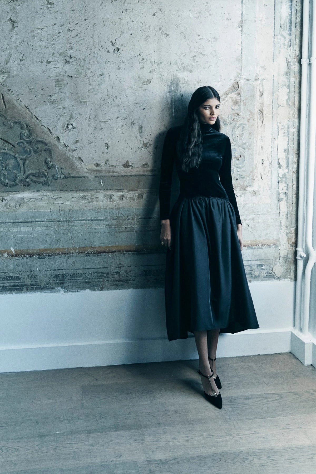 Zeitlose Eleganz | Schwarzes Samtkleid mit Klassischem Design