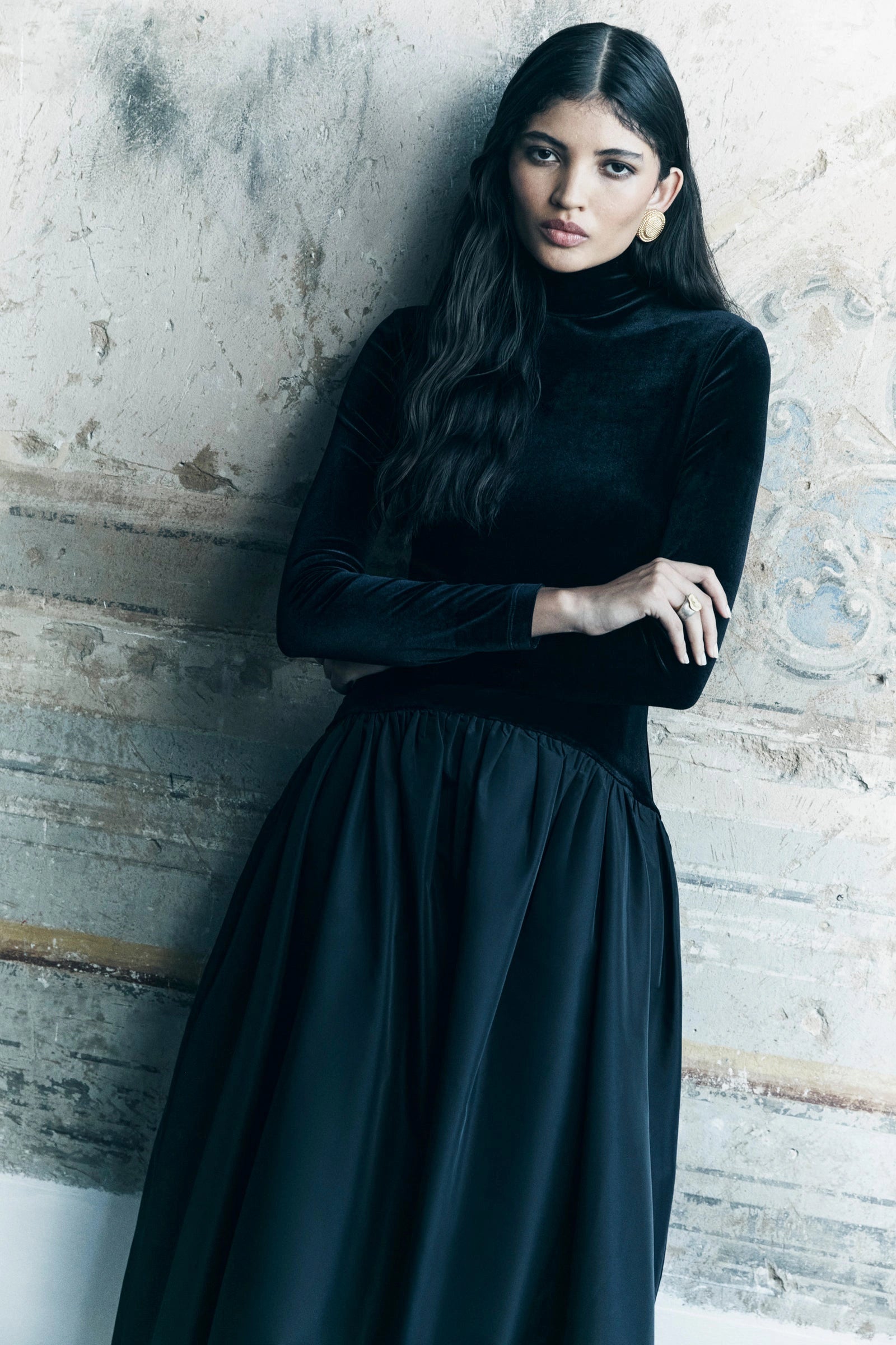 Zeitlose Eleganz | Schwarzes Samtkleid mit Klassischem Design
