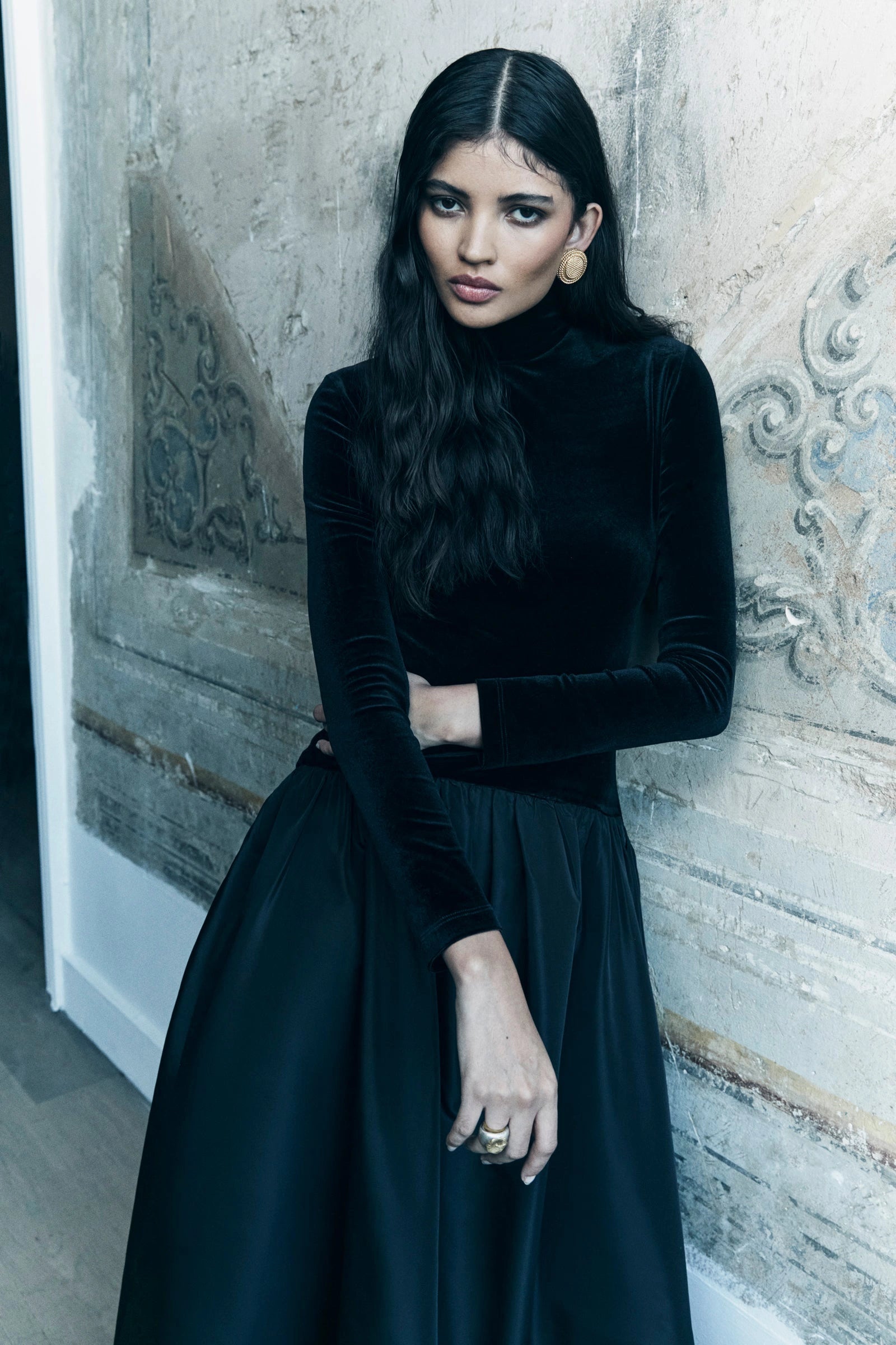 Zeitlose Eleganz | Schwarzes Samtkleid mit Klassischem Design