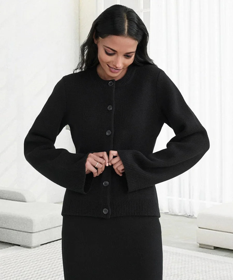 WeichStrick | Strickjacke mit lockerer Passform und edlen Knopfdetails