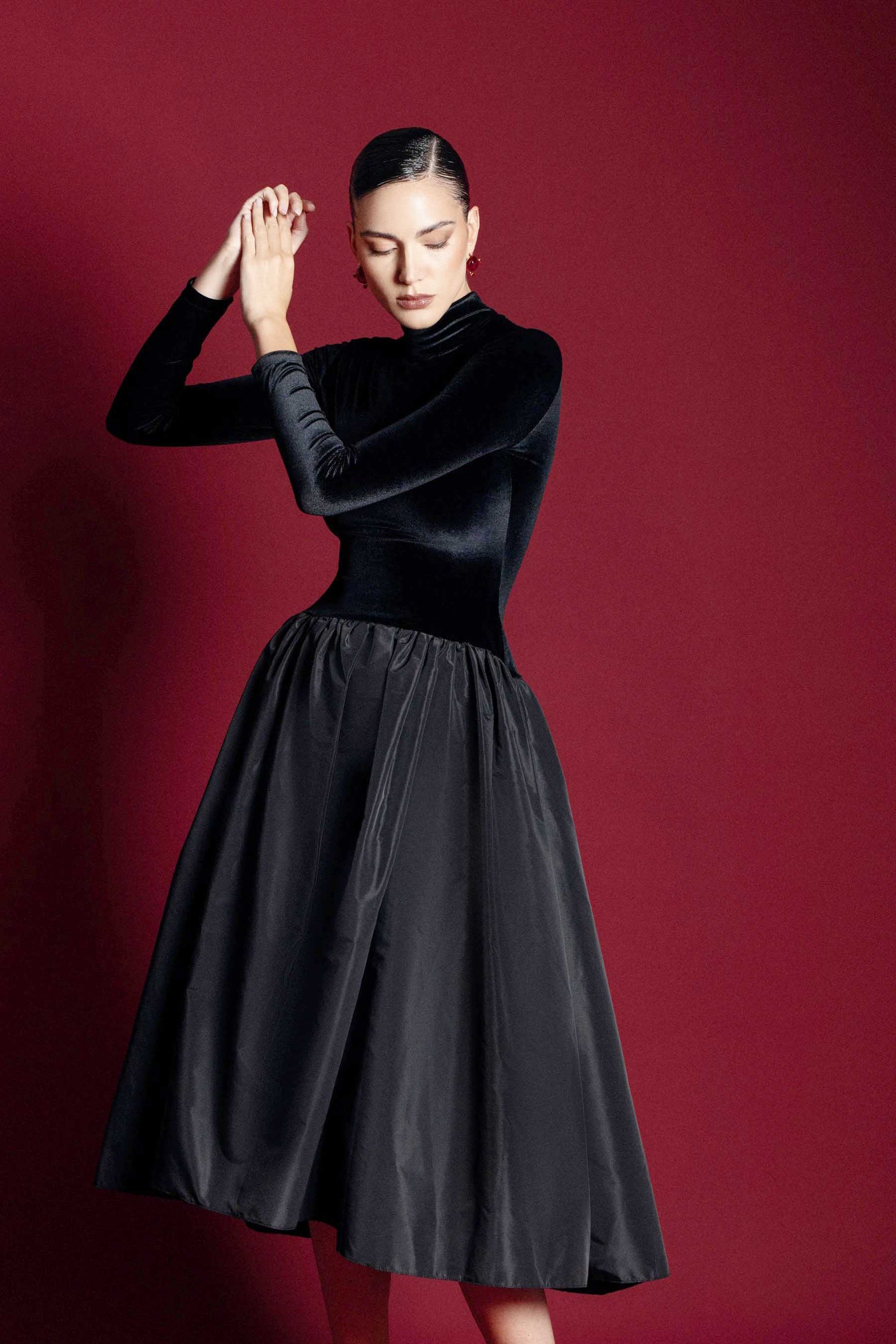 Zeitlose Eleganz | Schwarzes Samtkleid mit Klassischem Design
