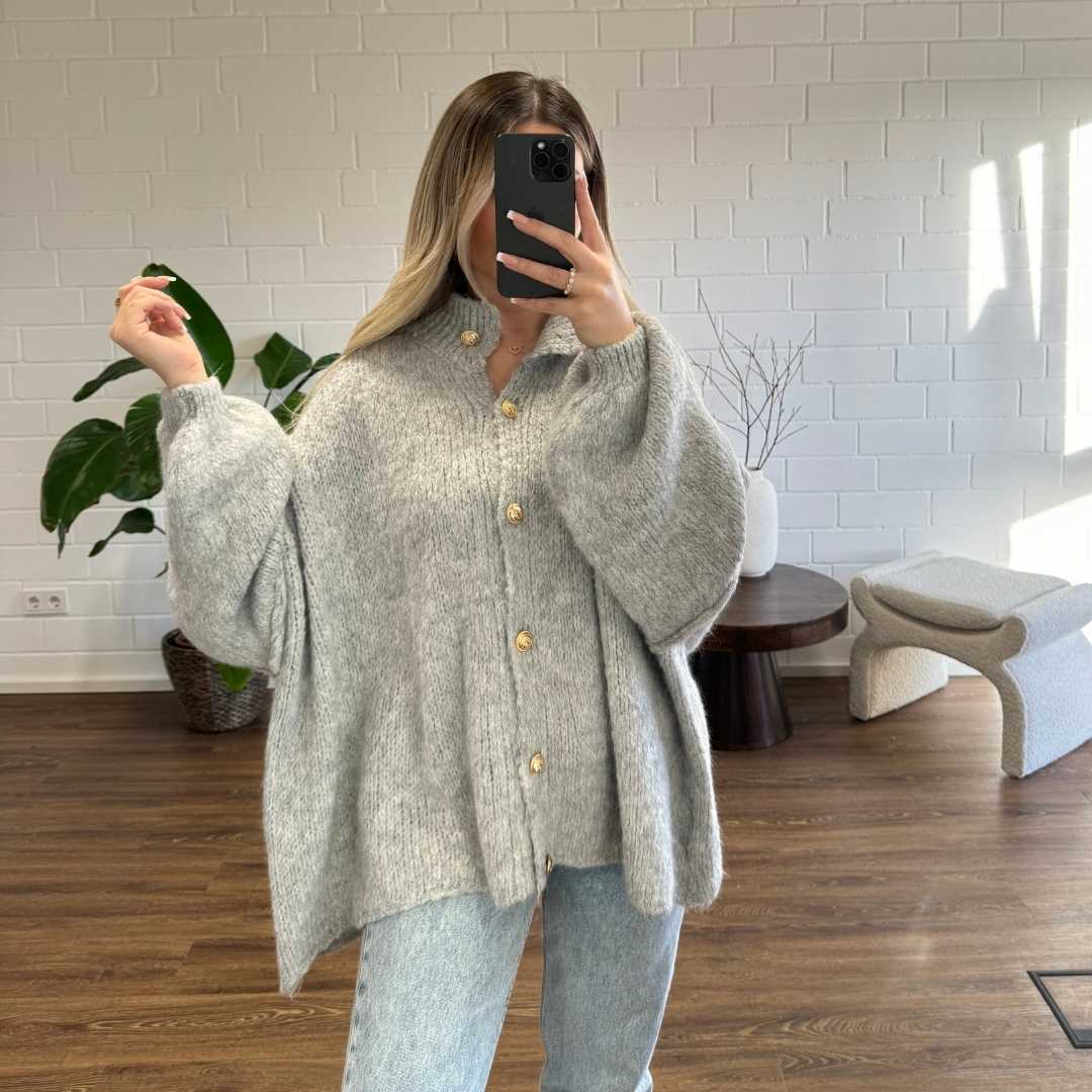 KakaoGemütlichkeit | Elegante Strickjacke mit Goldenen Knöpfen für einen Stilvollen Look