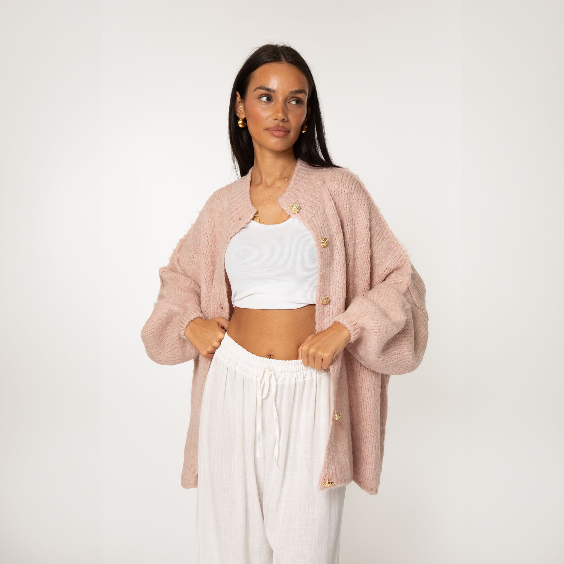 KakaoGemütlichkeit | Elegante Strickjacke mit Goldenen Knöpfen für einen Stilvollen Look