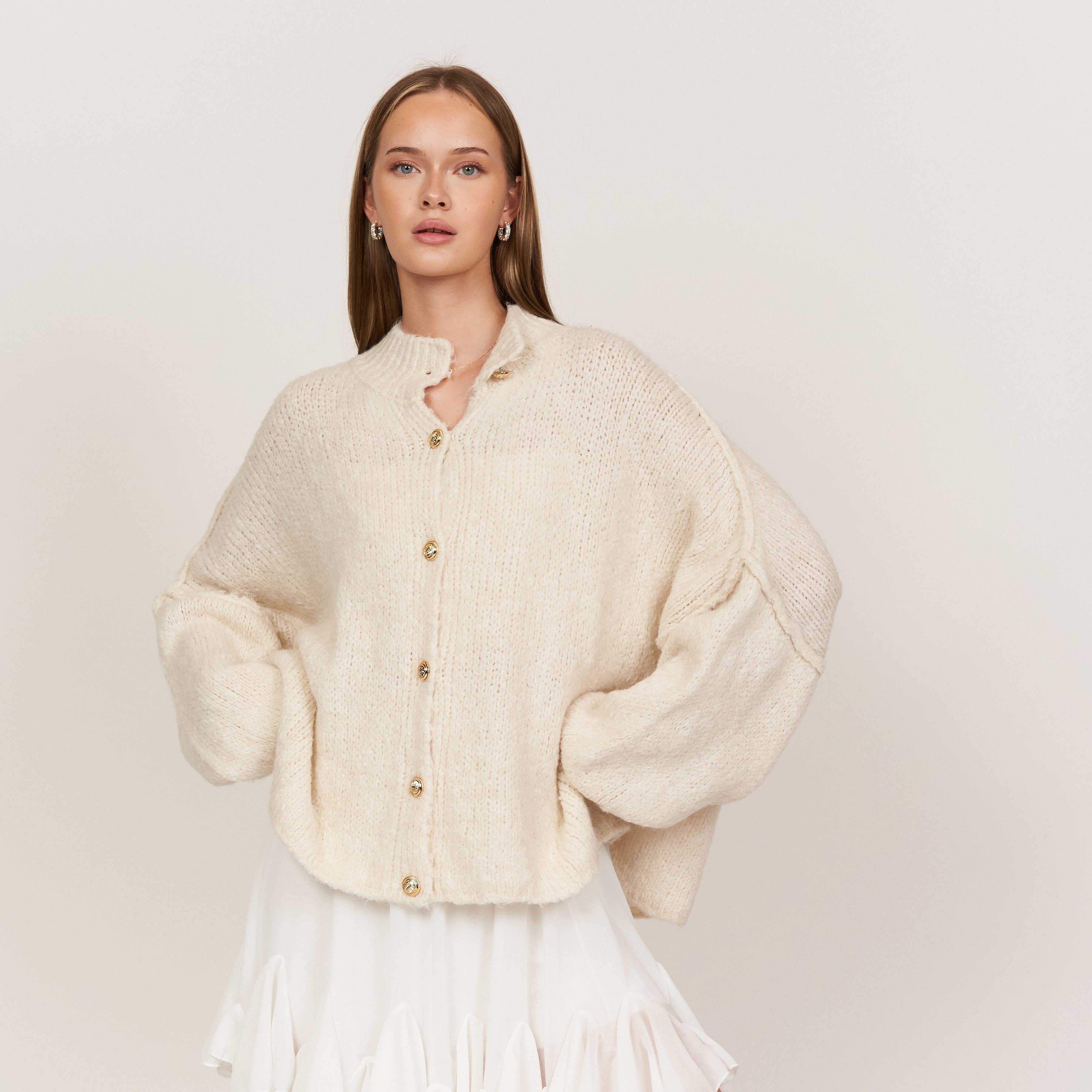 KakaoGemütlichkeit | Elegante Strickjacke mit Goldenen Knöpfen für einen Stilvollen Look