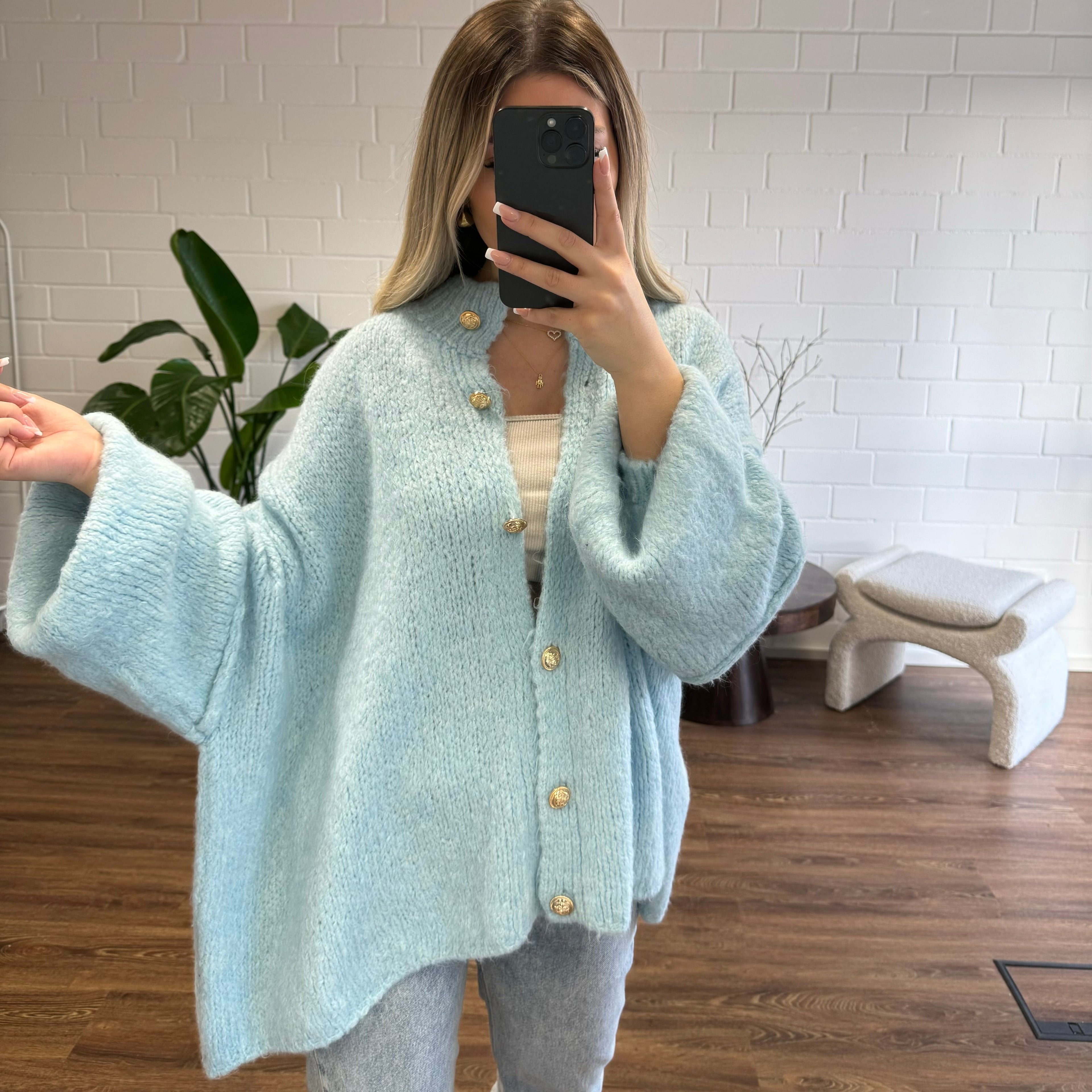 KakaoGemütlichkeit | Elegante Strickjacke mit Goldenen Knöpfen für einen Stilvollen Look