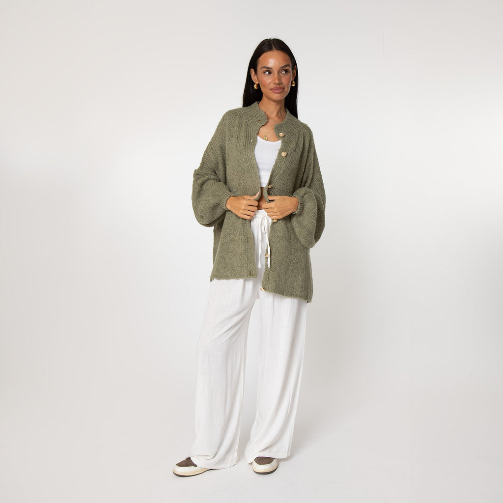 KakaoGemütlichkeit | Elegante Strickjacke mit Goldenen Knöpfen für einen Stilvollen Look
