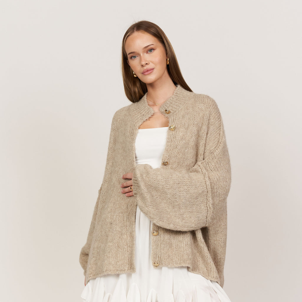 KakaoGemütlichkeit | Elegante Strickjacke mit Goldenen Knöpfen für einen Stilvollen Look