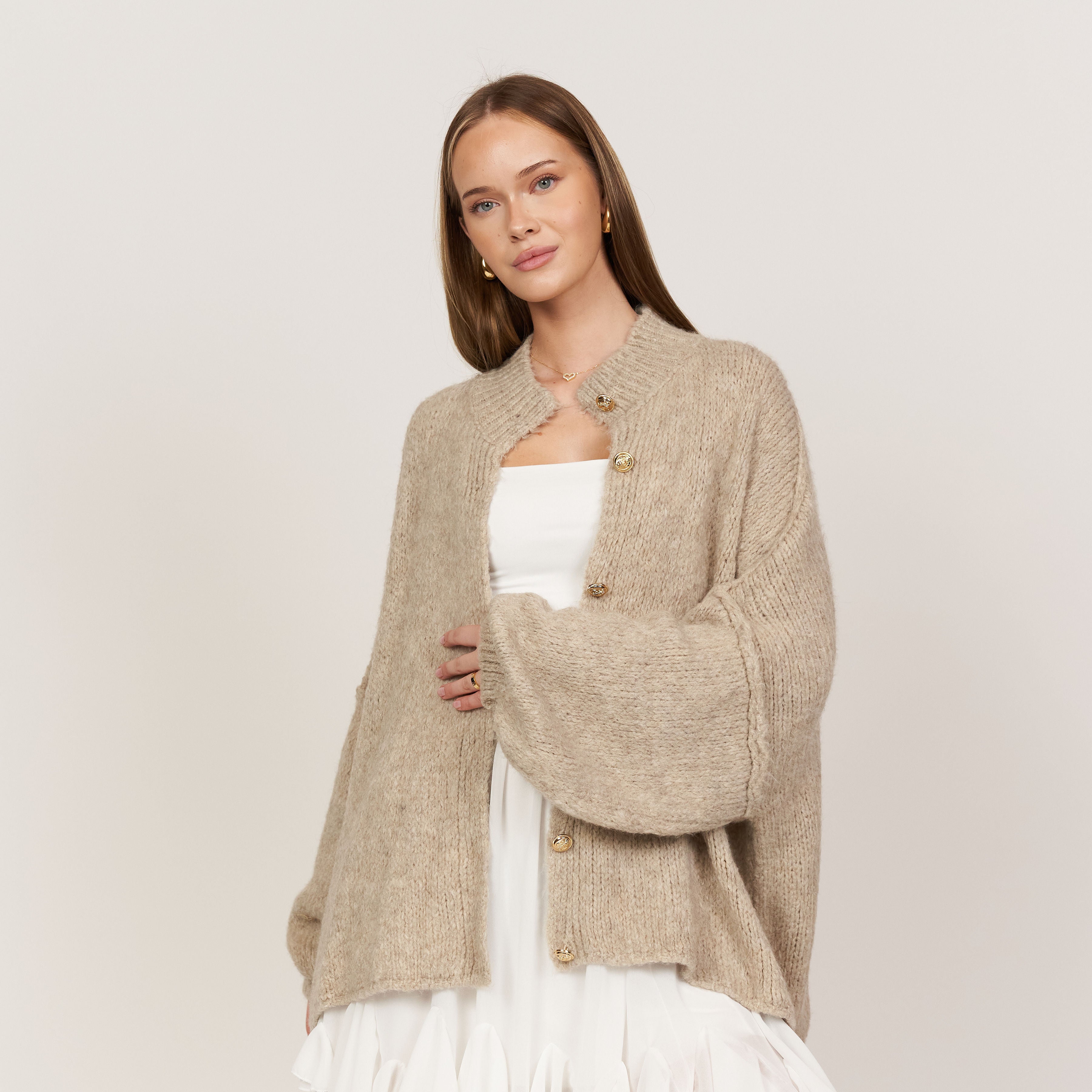 KakaoGemütlichkeit | Elegante Strickjacke mit Goldenen Knöpfen für einen Stilvollen Look