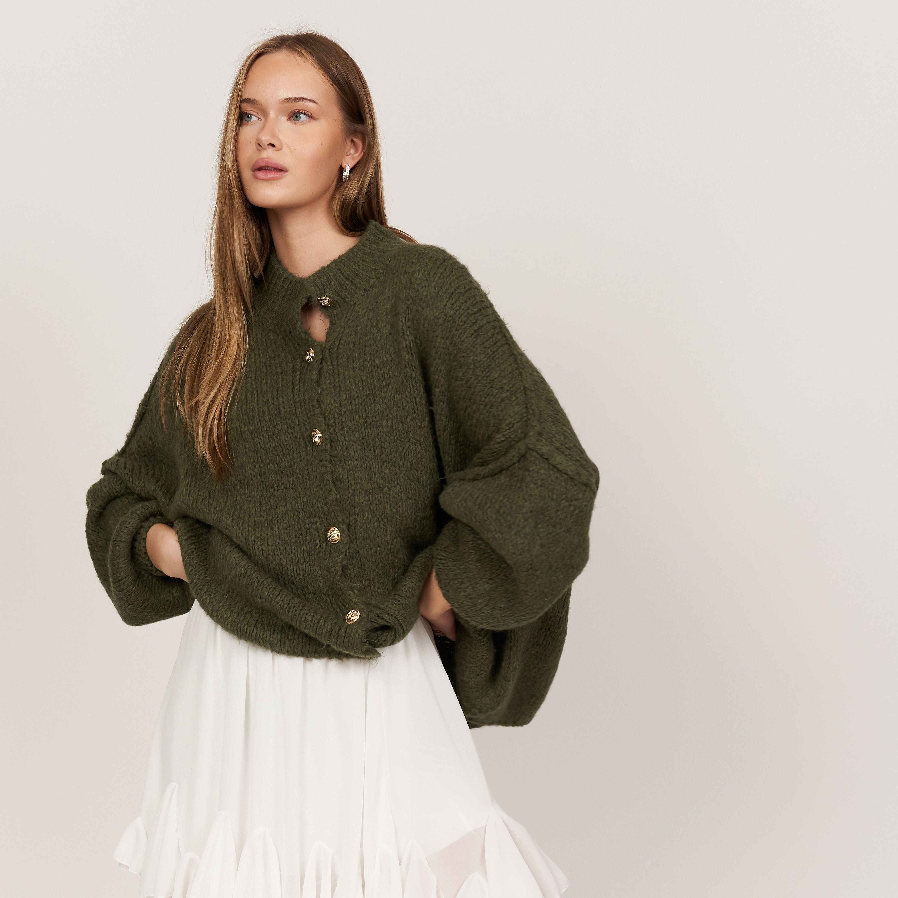 KakaoGemütlichkeit | Elegante Strickjacke mit Goldenen Knöpfen für einen Stilvollen Look