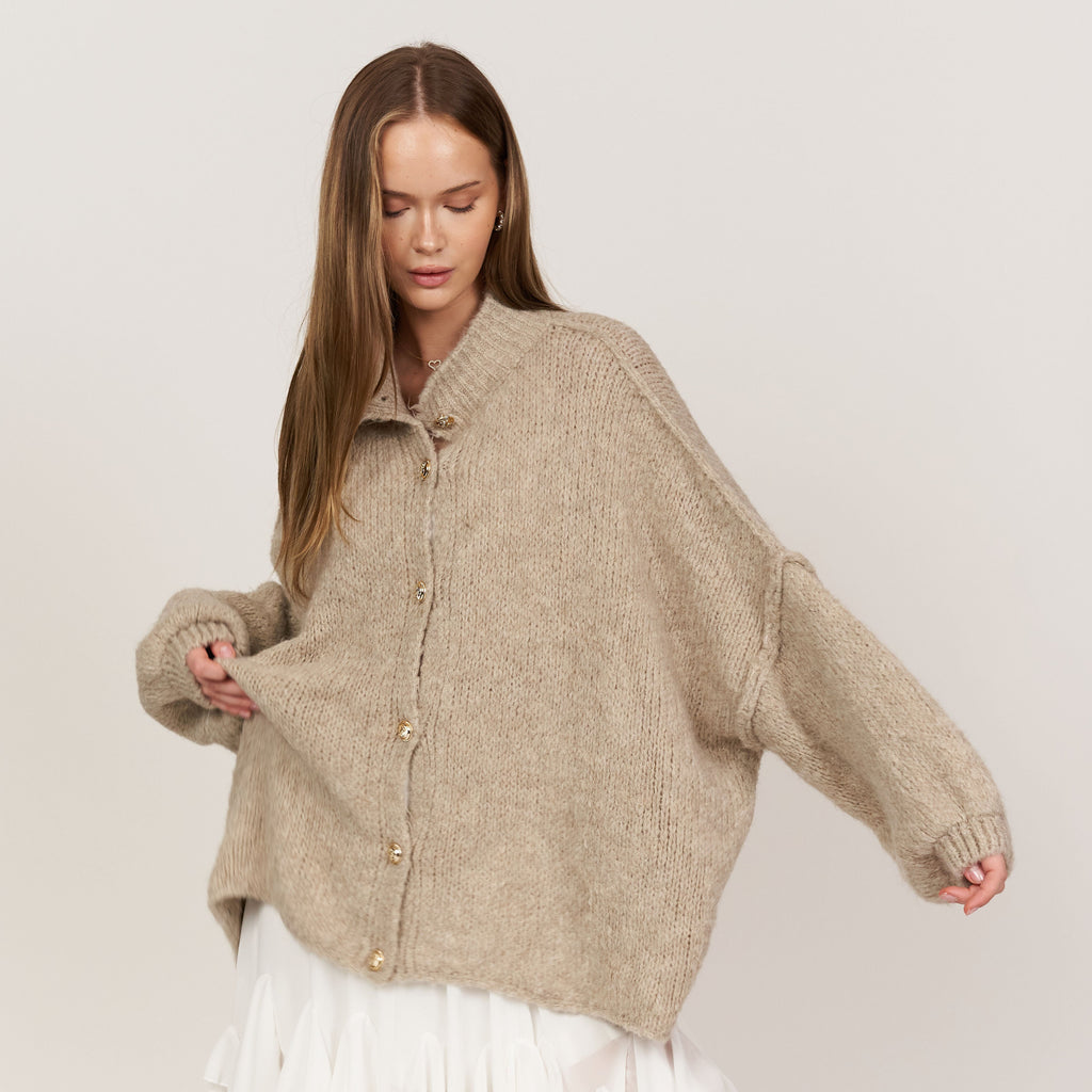 KakaoGemütlichkeit | Elegante Strickjacke mit Goldenen Knöpfen für einen Stilvollen Look