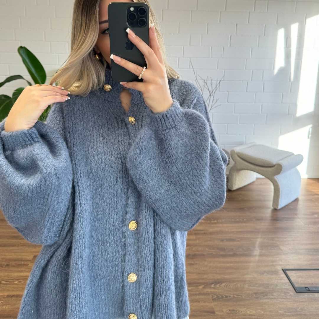 KakaoGemütlichkeit | Elegante Strickjacke mit Goldenen Knöpfen für einen Stilvollen Look