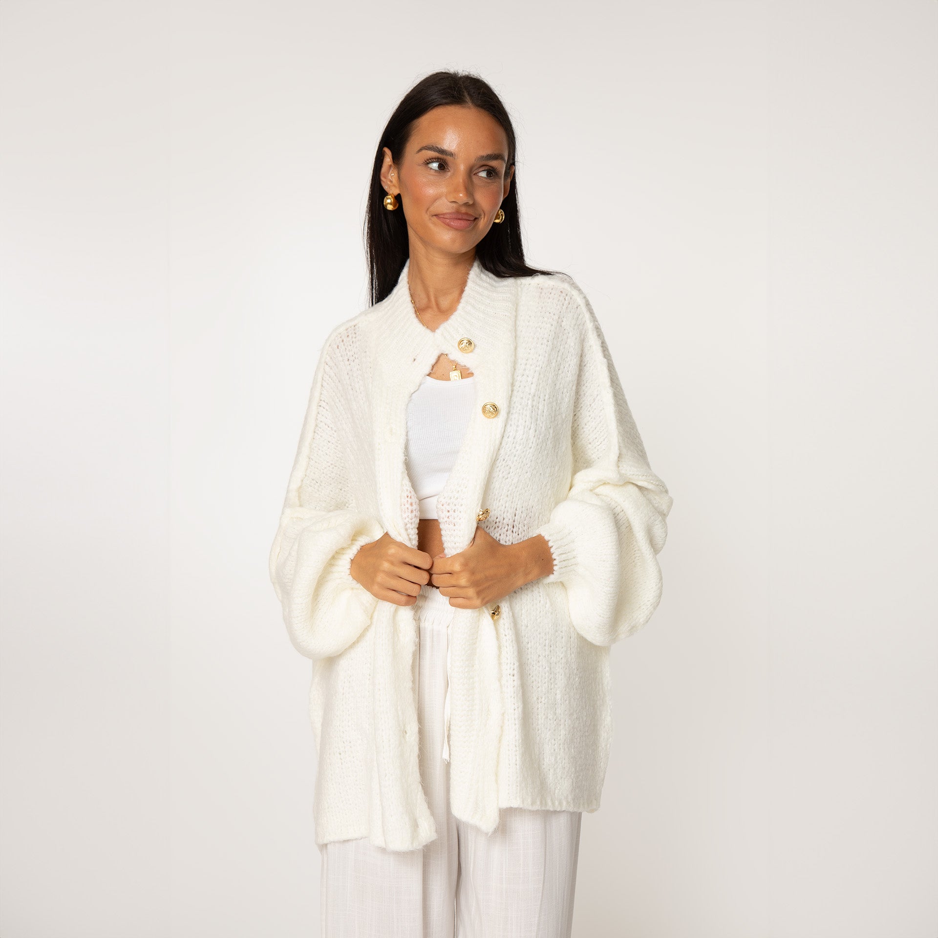 KakaoGemütlichkeit | Elegante Strickjacke mit Goldenen Knöpfen für einen Stilvollen Look