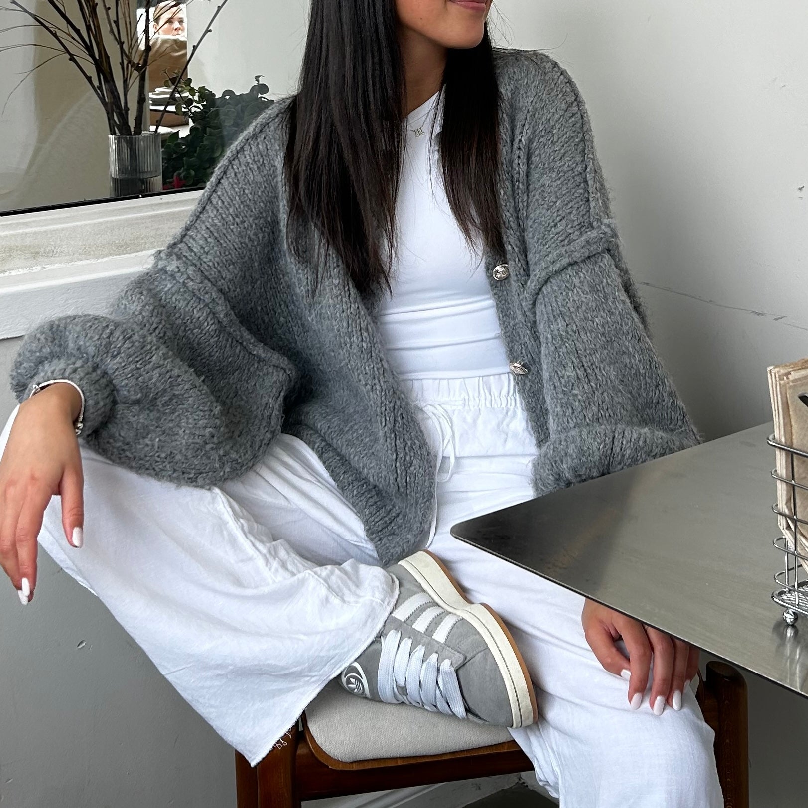 KakaoGemütlichkeit | Elegante Strickjacke mit Goldenen Knöpfen für einen Stilvollen Look