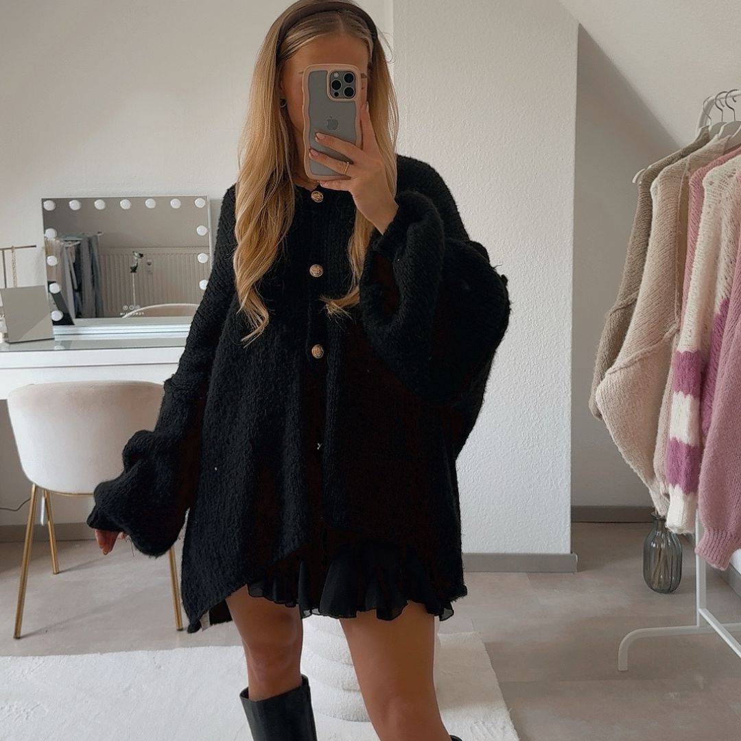 KakaoGemütlichkeit | Elegante Strickjacke mit Goldenen Knöpfen für einen Stilvollen Look