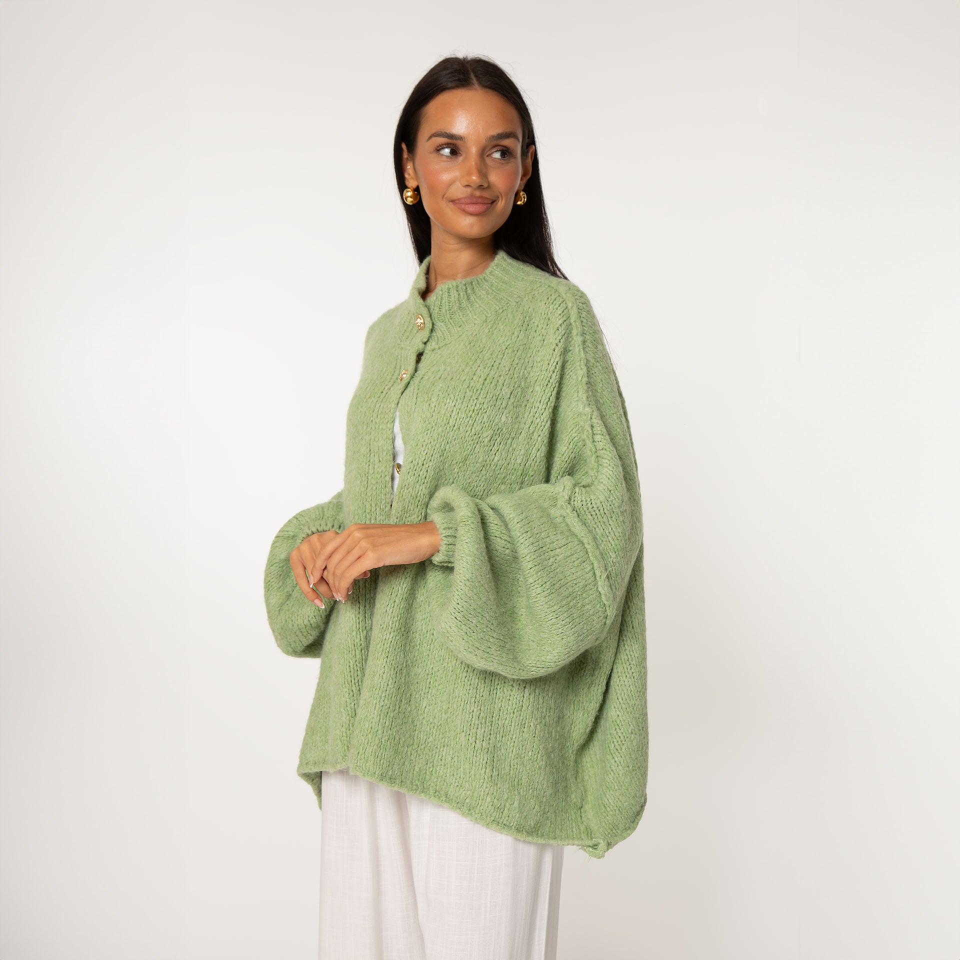 KakaoGemütlichkeit | Elegante Strickjacke mit Goldenen Knöpfen für einen Stilvollen Look