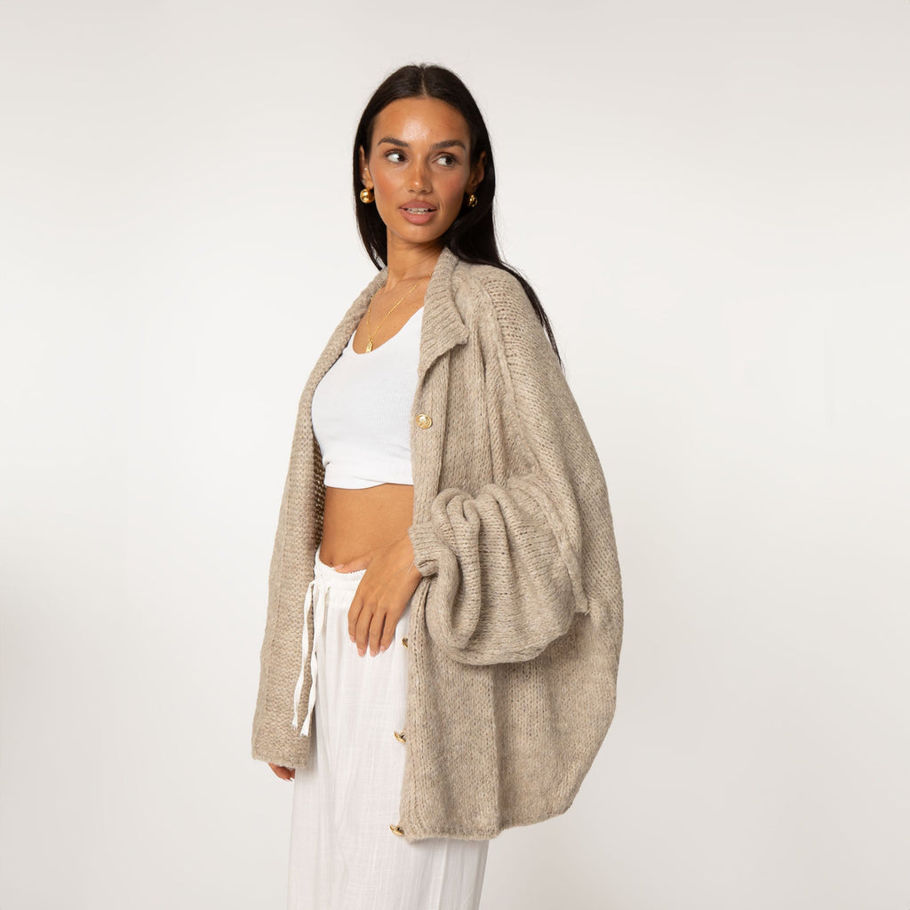 KakaoGemütlichkeit | Elegante Strickjacke mit Goldenen Knöpfen für einen Stilvollen Look