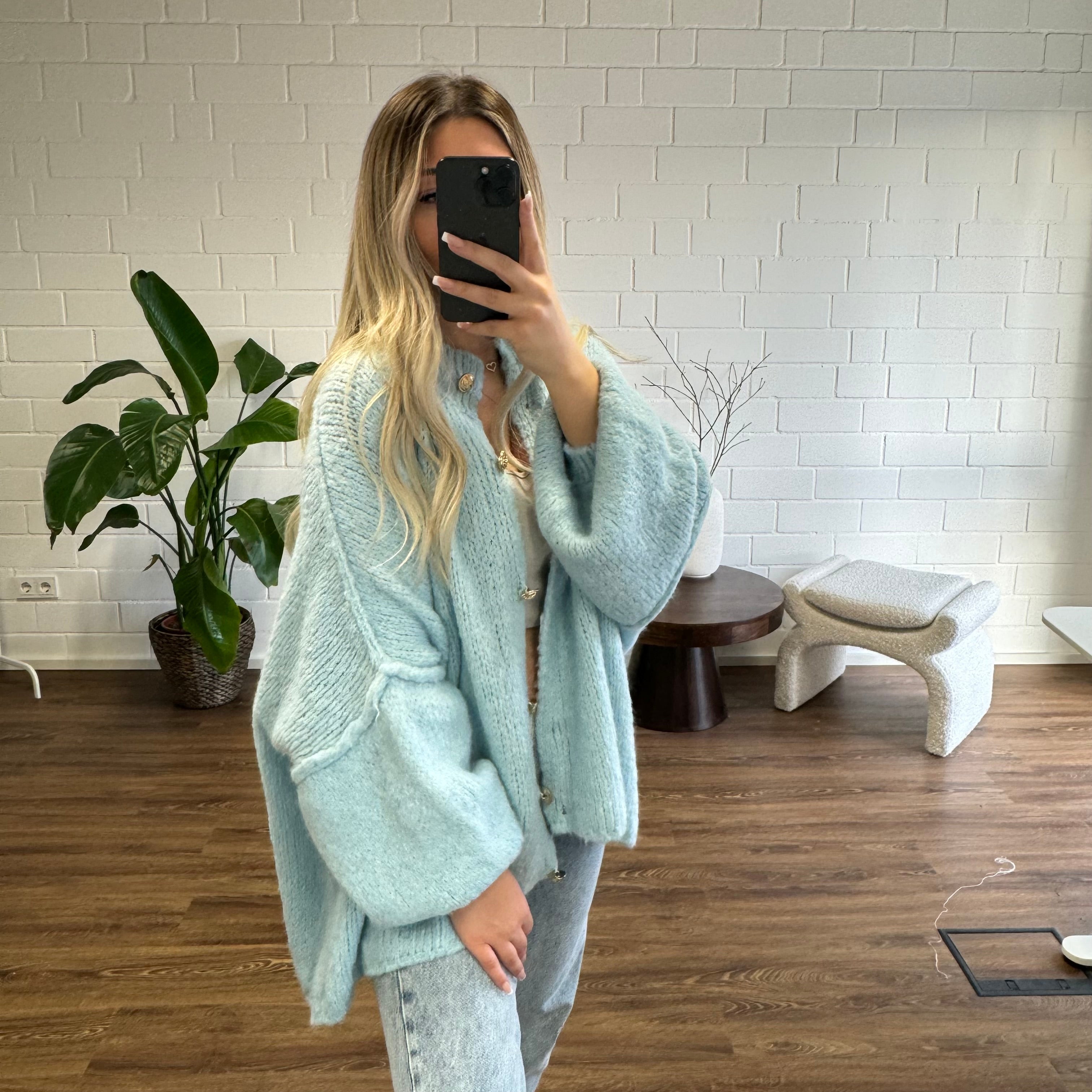 KakaoGemütlichkeit | Elegante Strickjacke mit Goldenen Knöpfen für einen Stilvollen Look
