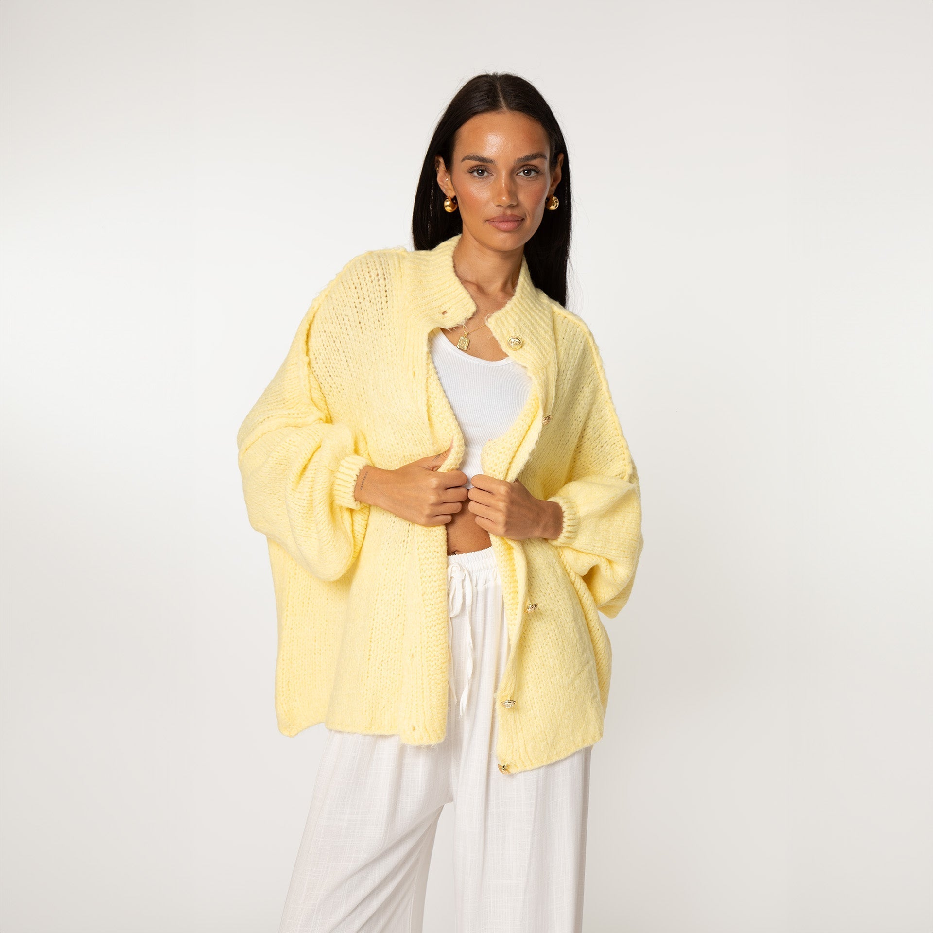 KakaoGemütlichkeit | Elegante Strickjacke mit Goldenen Knöpfen für einen Stilvollen Look