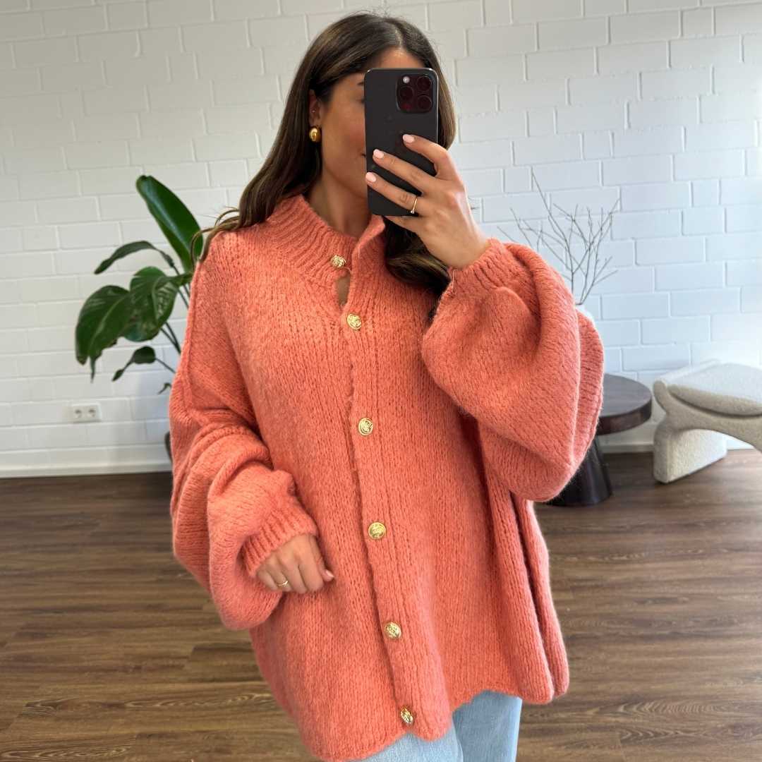KakaoGemütlichkeit | Elegante Strickjacke mit Goldenen Knöpfen für einen Stilvollen Look