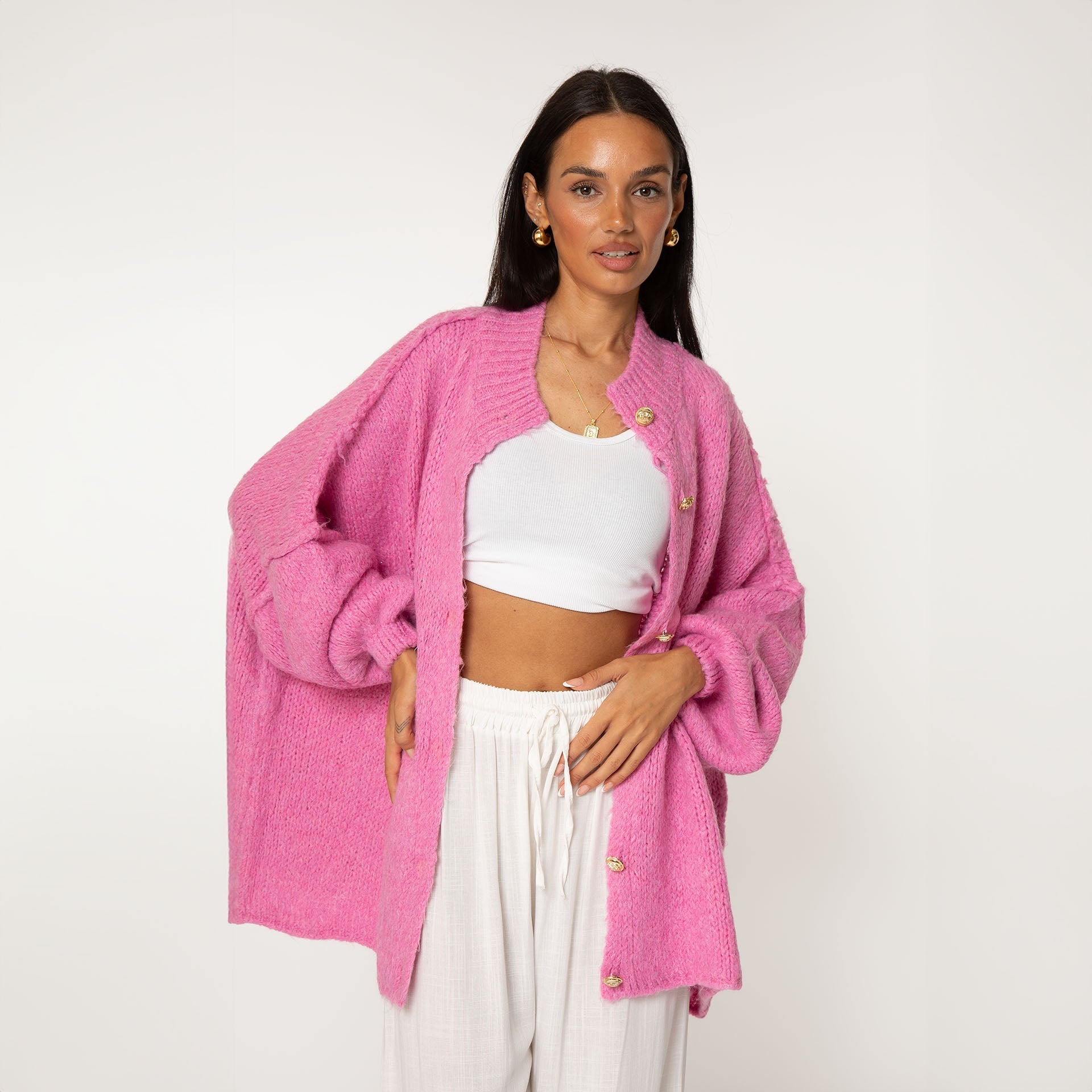 KakaoGemütlichkeit | Elegante Strickjacke mit Goldenen Knöpfen für einen Stilvollen Look