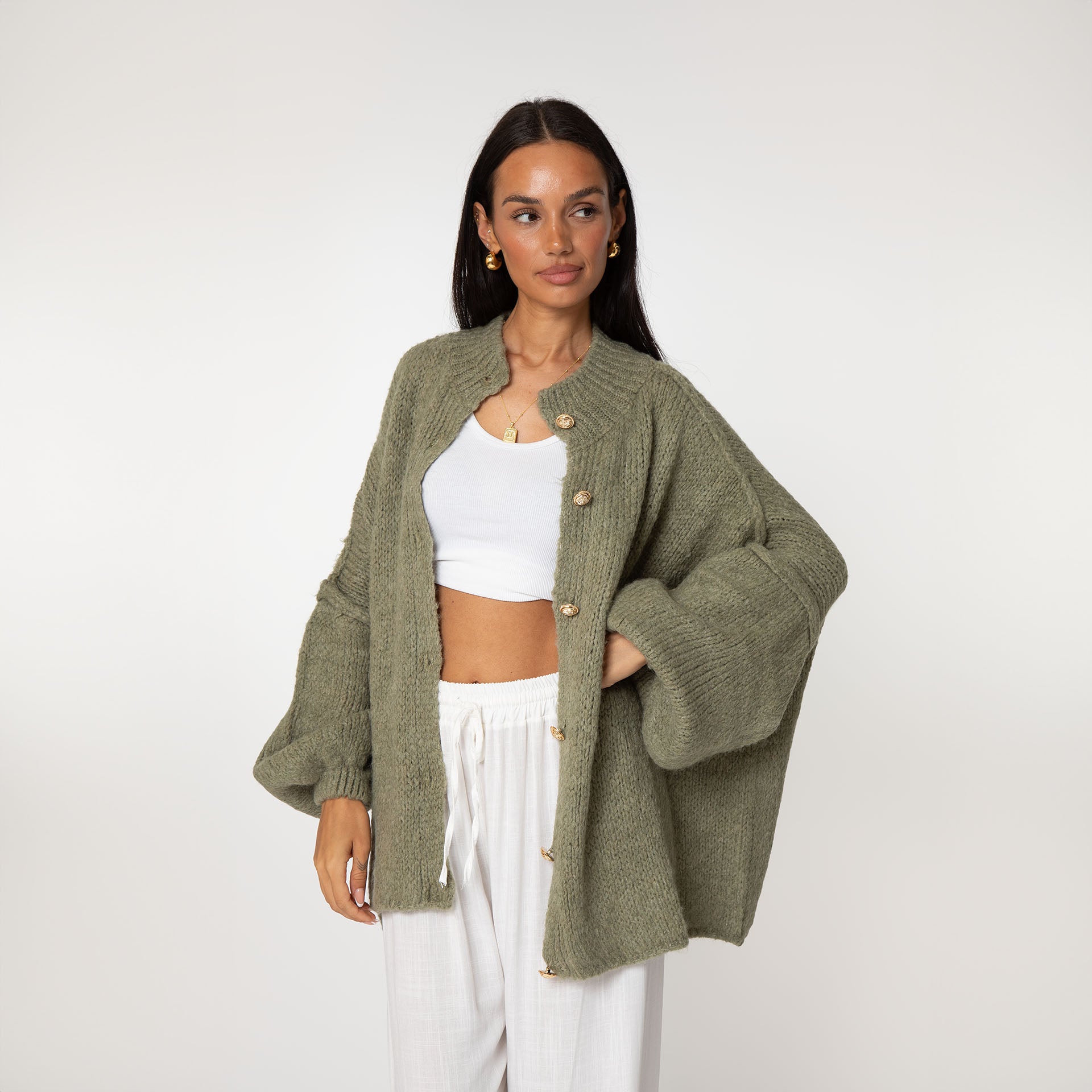 KakaoGemütlichkeit | Elegante Strickjacke mit Goldenen Knöpfen für einen Stilvollen Look