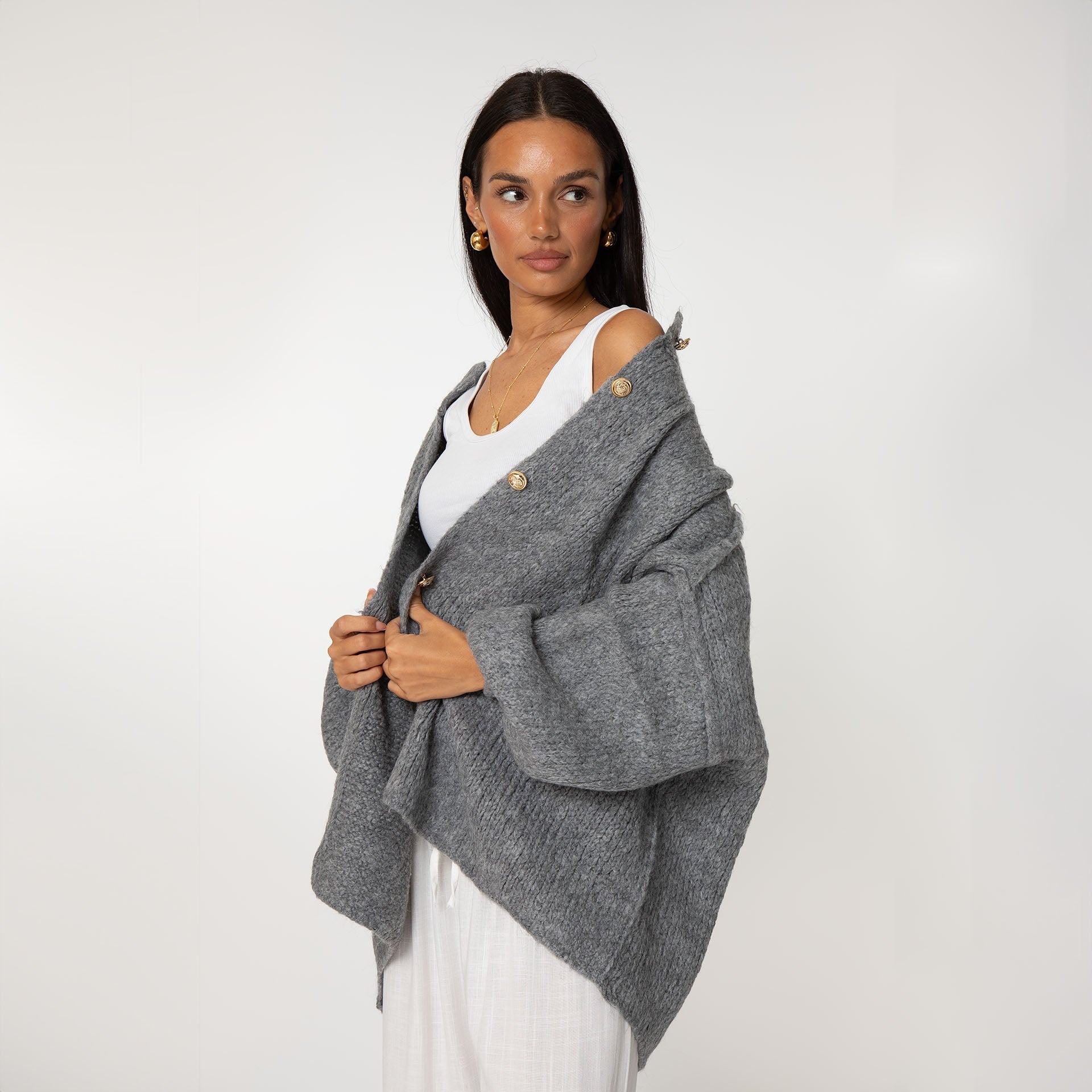 KakaoGemütlichkeit | Elegante Strickjacke mit Goldenen Knöpfen für einen Stilvollen Look
