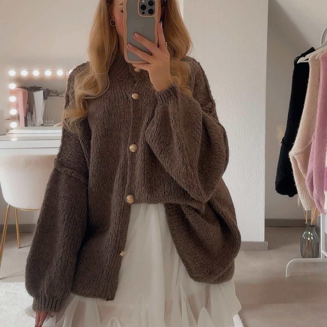 KakaoGemütlichkeit | Elegante Strickjacke mit Goldenen Knöpfen für einen Stilvollen Look