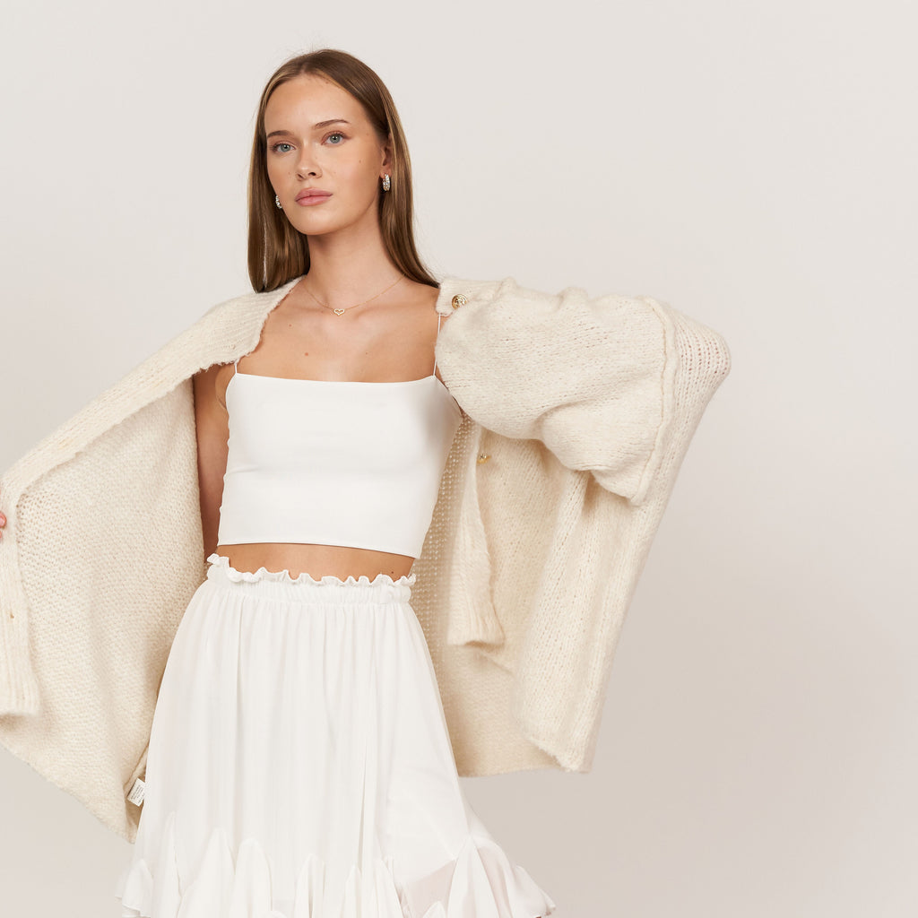 KakaoGemütlichkeit | Elegante Strickjacke mit Goldenen Knöpfen für einen Stilvollen Look