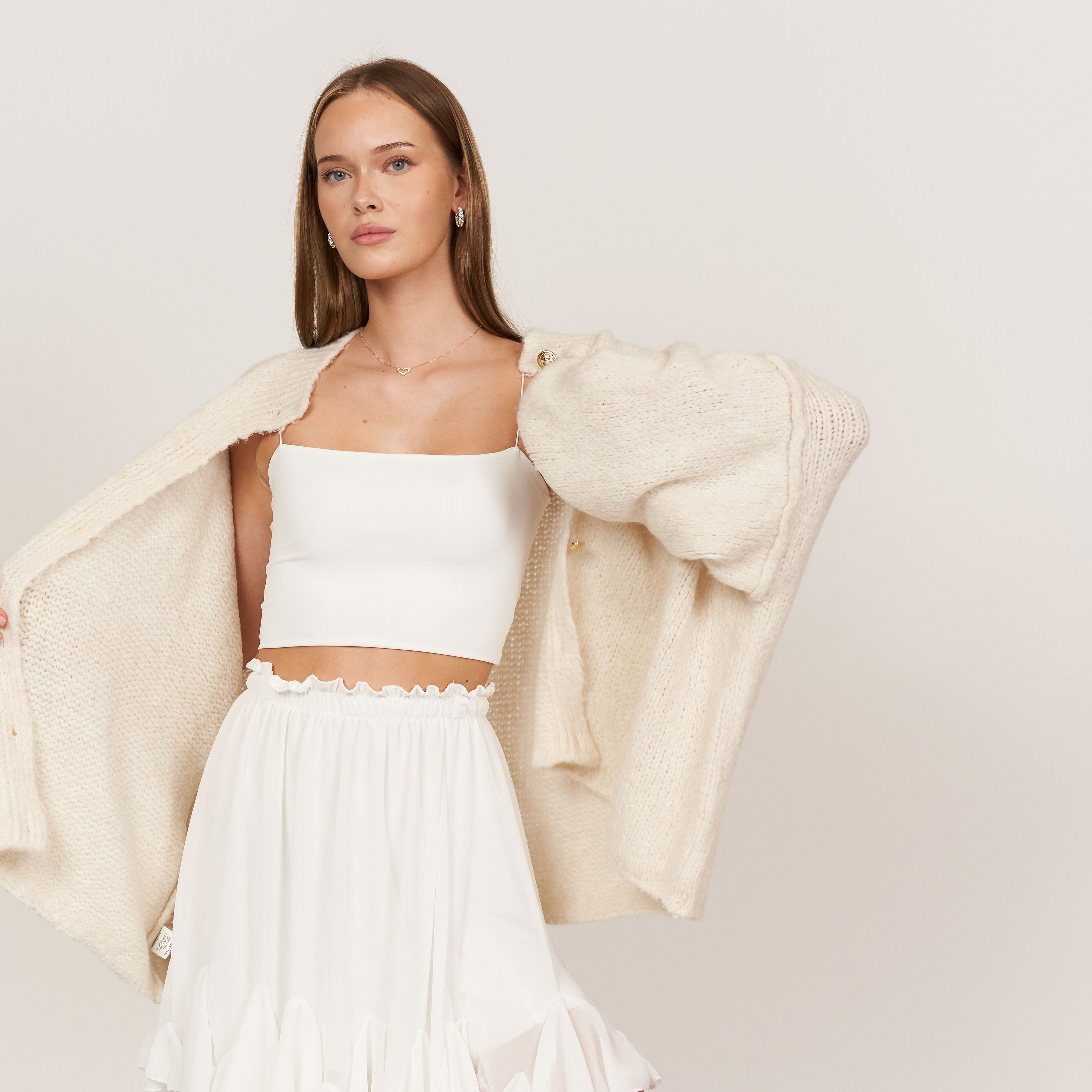 KakaoGemütlichkeit | Elegante Strickjacke mit Goldenen Knöpfen für einen Stilvollen Look