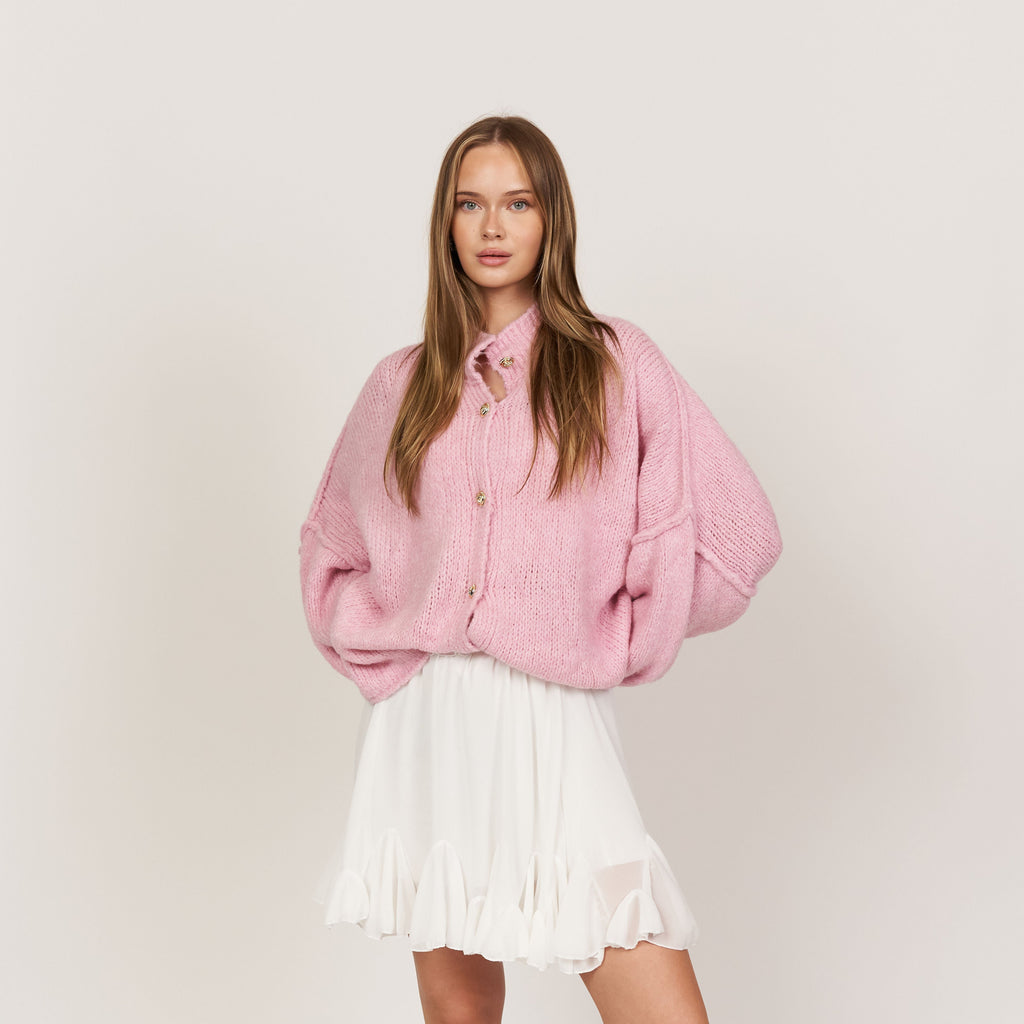 KakaoGemütlichkeit | Elegante Strickjacke mit Goldenen Knöpfen für einen Stilvollen Look