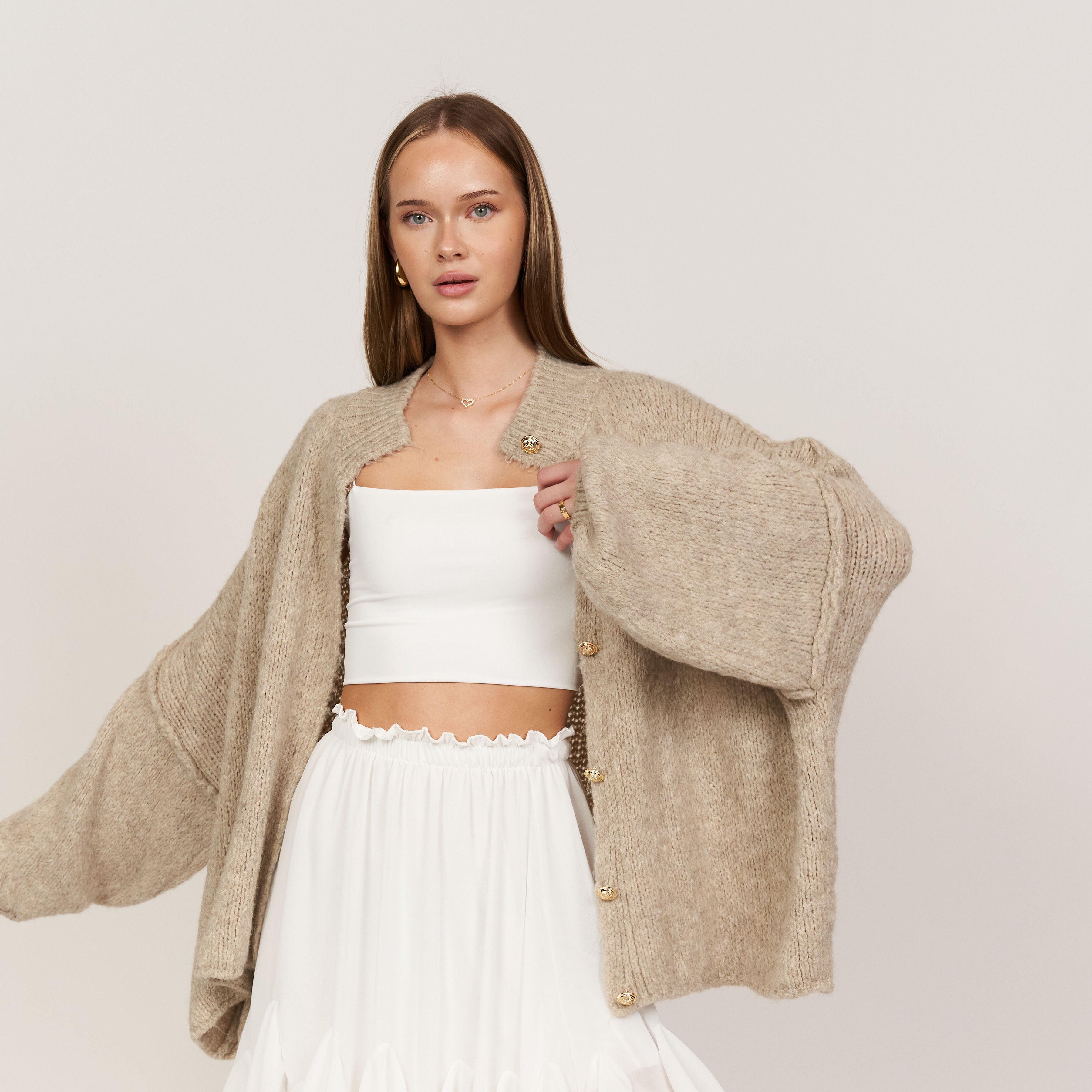 KakaoGemütlichkeit | Elegante Strickjacke mit Goldenen Knöpfen für einen Stilvollen Look