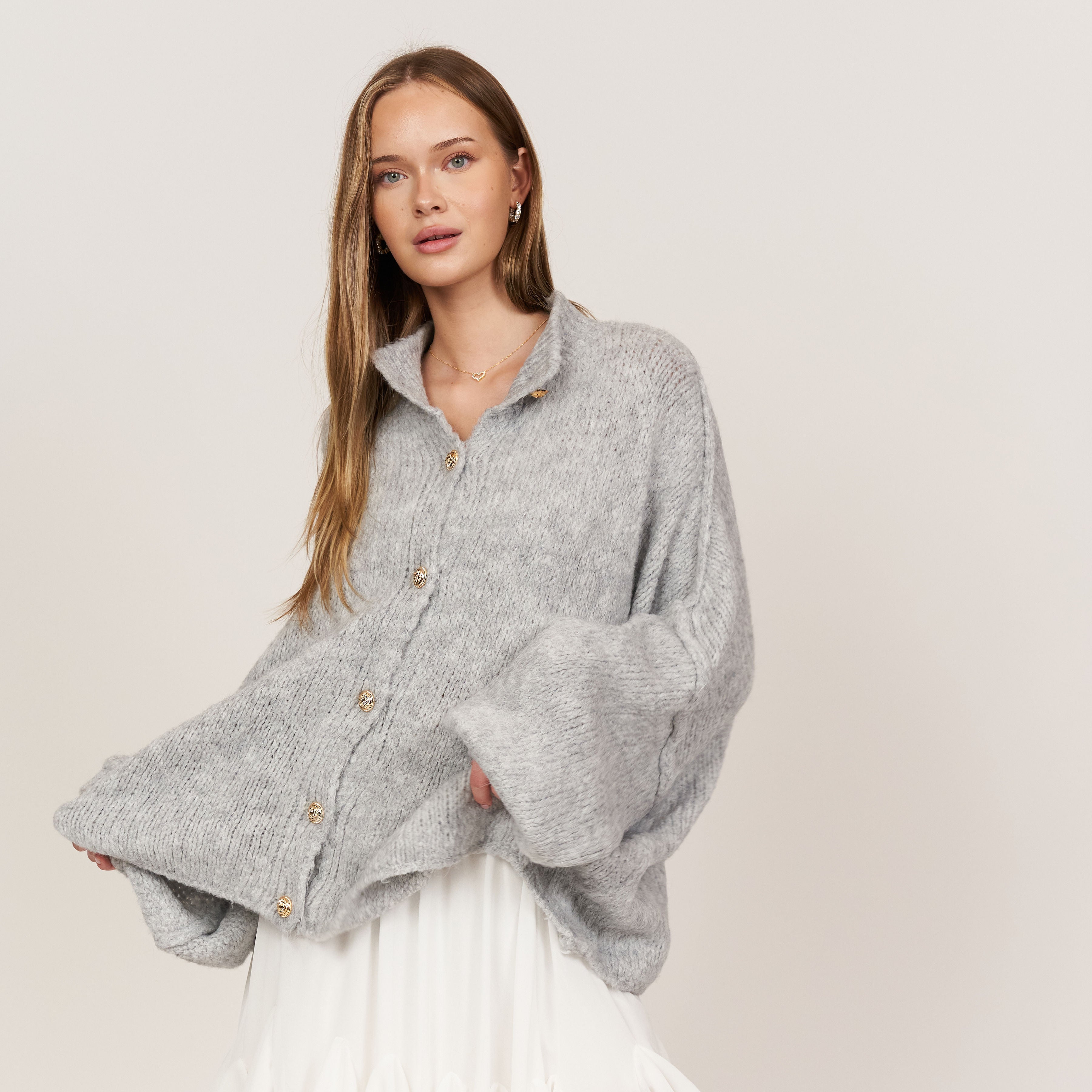 KakaoGemütlichkeit | Elegante Strickjacke mit Goldenen Knöpfen für einen Stilvollen Look