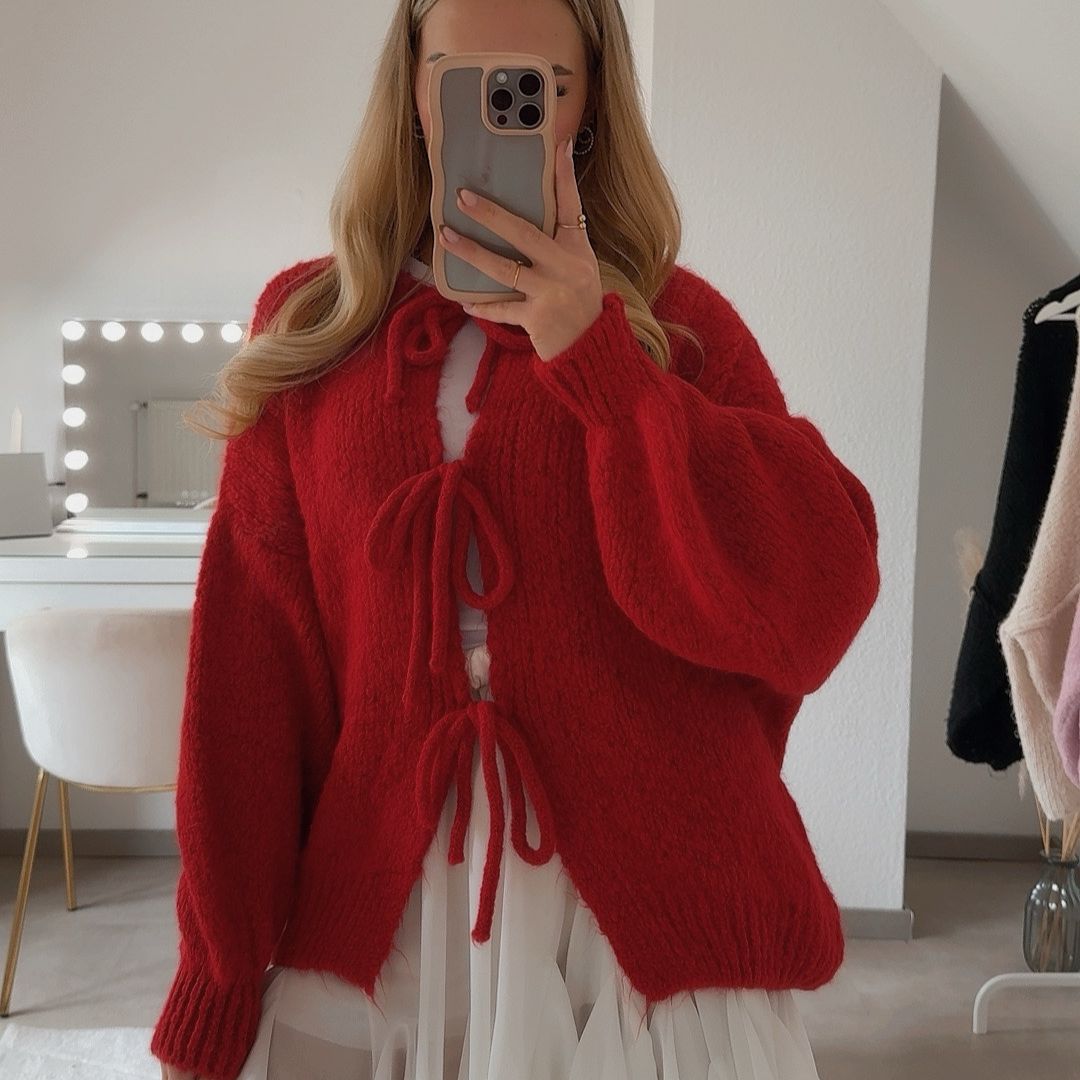 KomfortZauber | Flauschige Strickjacke mit verspielten Schleifen für gemütliche Eleganz