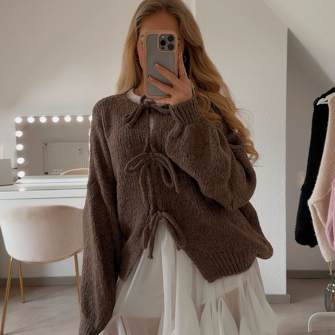 KomfortZauber | Flauschige Strickjacke mit verspielten Schleifen für gemütliche Eleganz