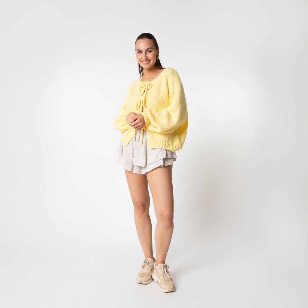 KomfortZauber | Flauschige Strickjacke mit verspielten Schleifen für gemütliche Eleganz