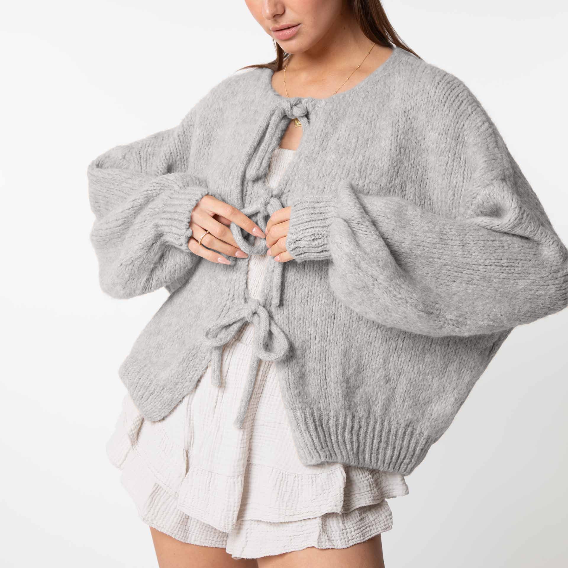 KomfortZauber | Flauschige Strickjacke mit verspielten Schleifen für gemütliche Eleganz