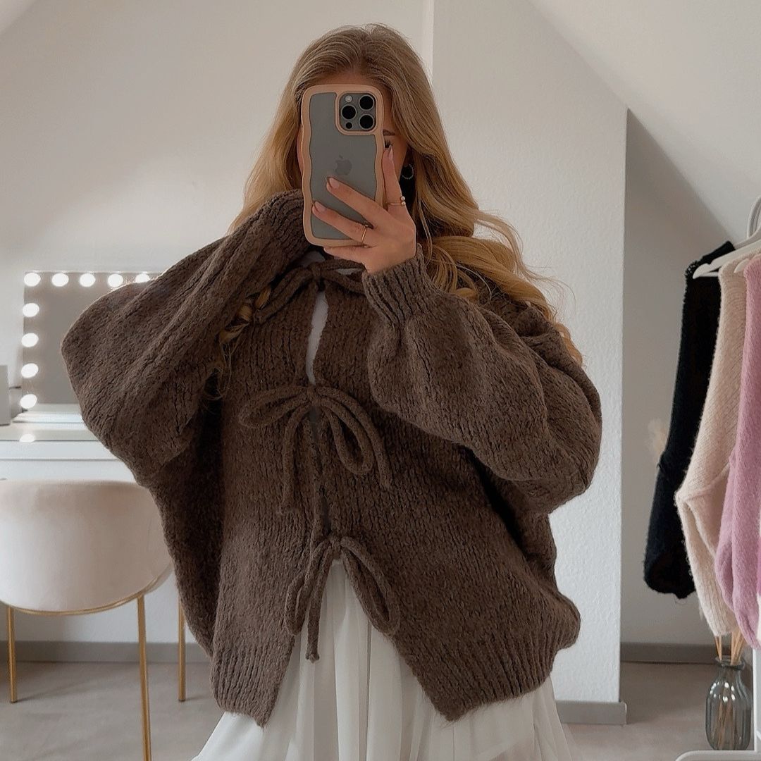 KomfortZauber | Flauschige Strickjacke mit verspielten Schleifen für gemütliche Eleganz