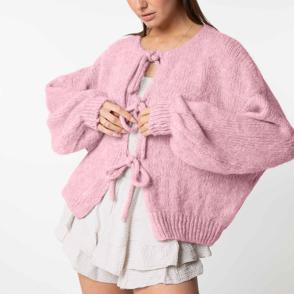KomfortZauber | Flauschige Strickjacke mit verspielten Schleifen für gemütliche Eleganz