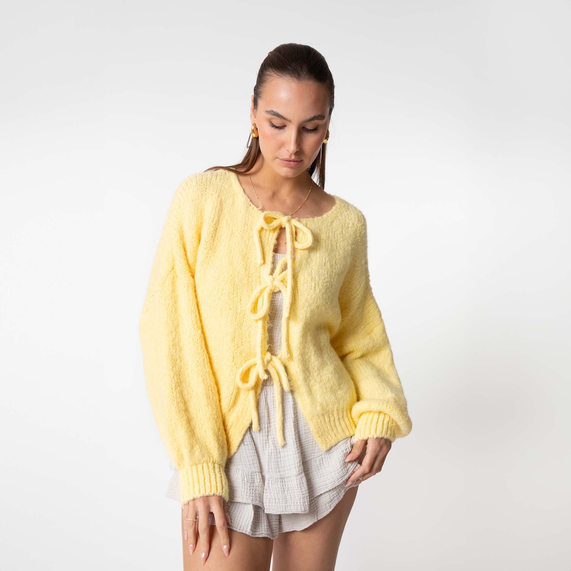 KomfortZauber | Flauschige Strickjacke mit verspielten Schleifen für gemütliche Eleganz